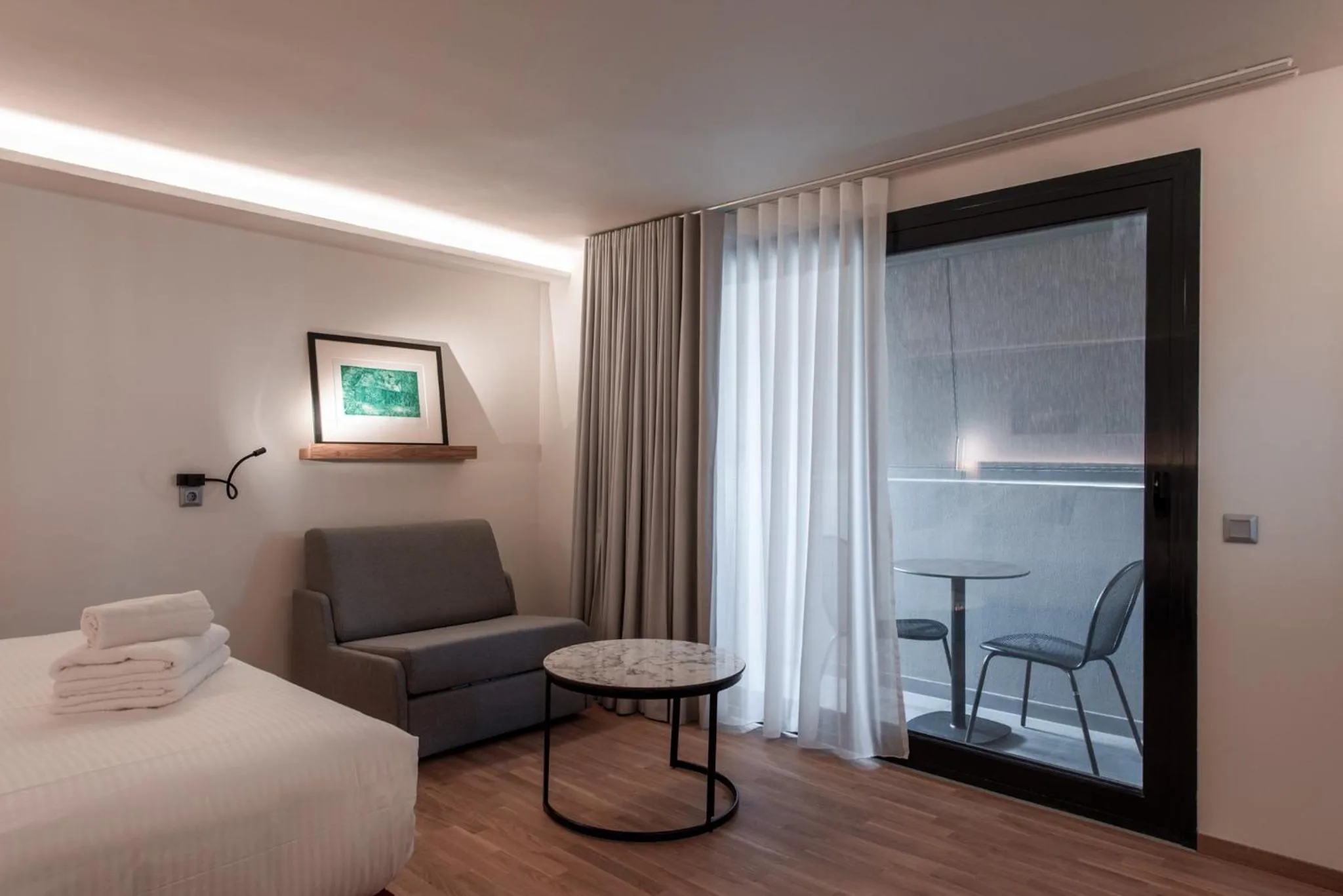 Bed in Urban Frame Acropolis