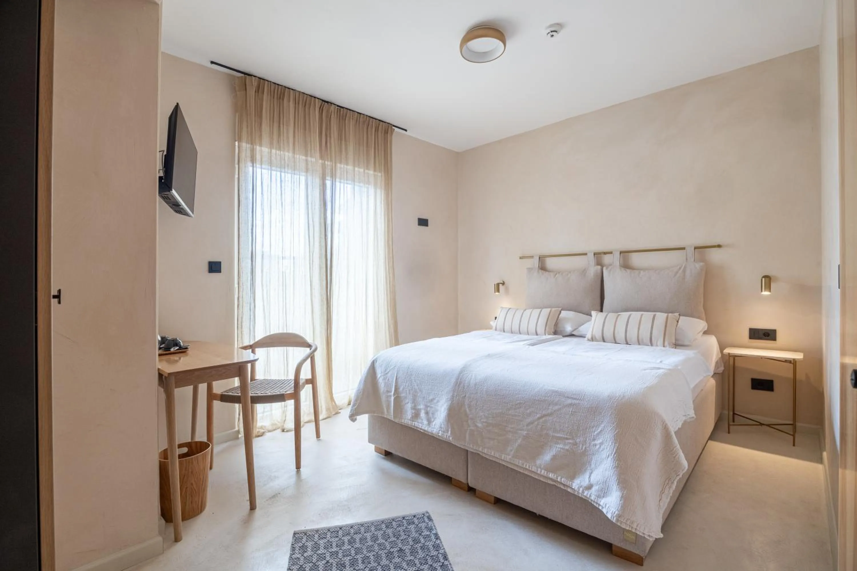 Bed in lo͝or luxury rooms