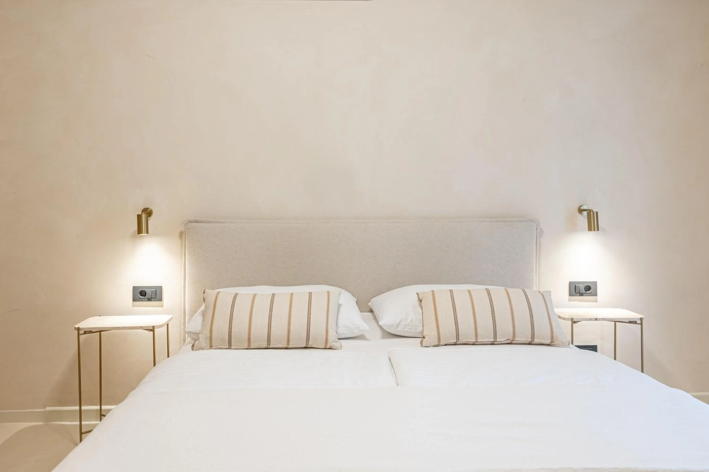 Bed in lo͝or luxury rooms