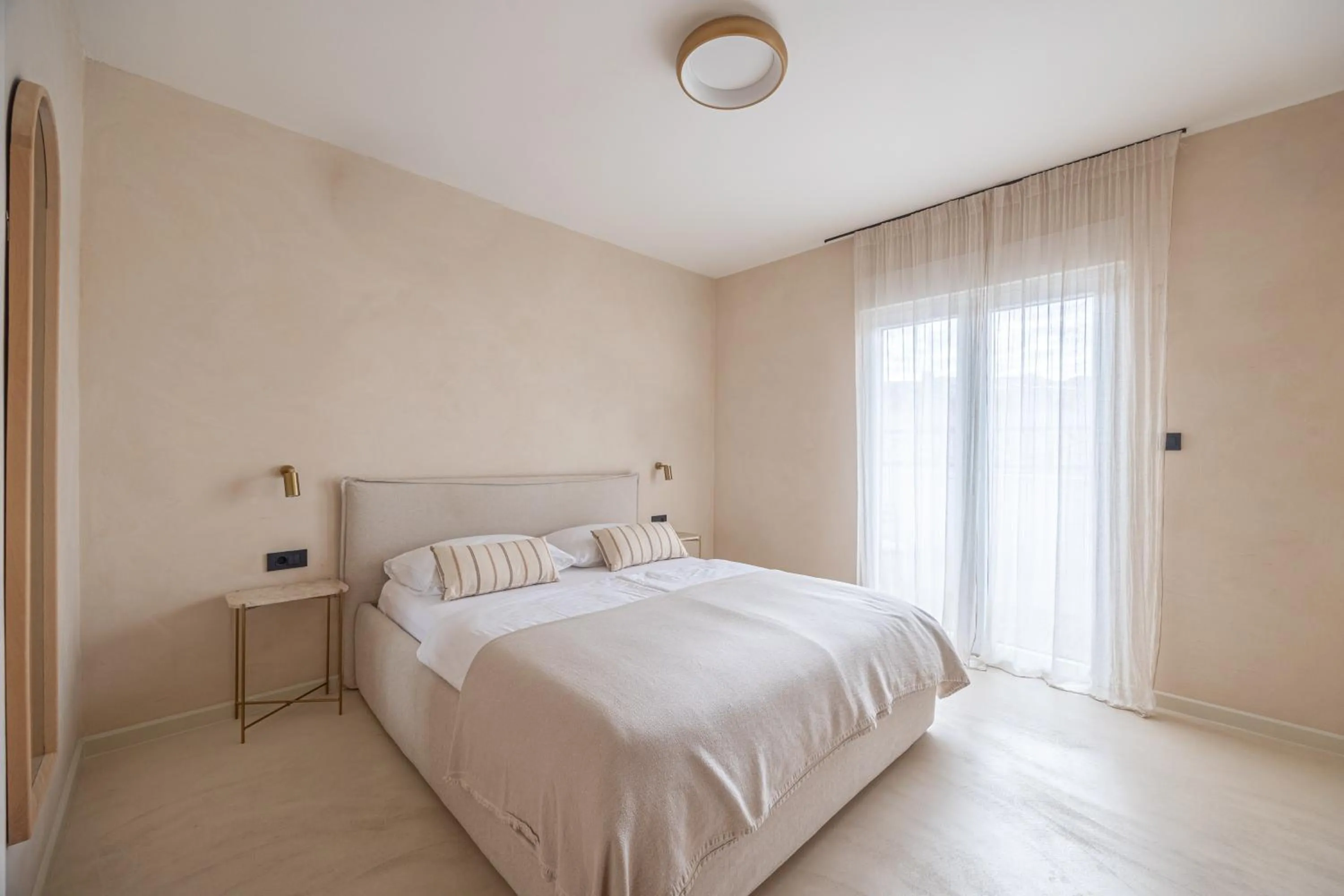 Bed in lo͝or luxury rooms