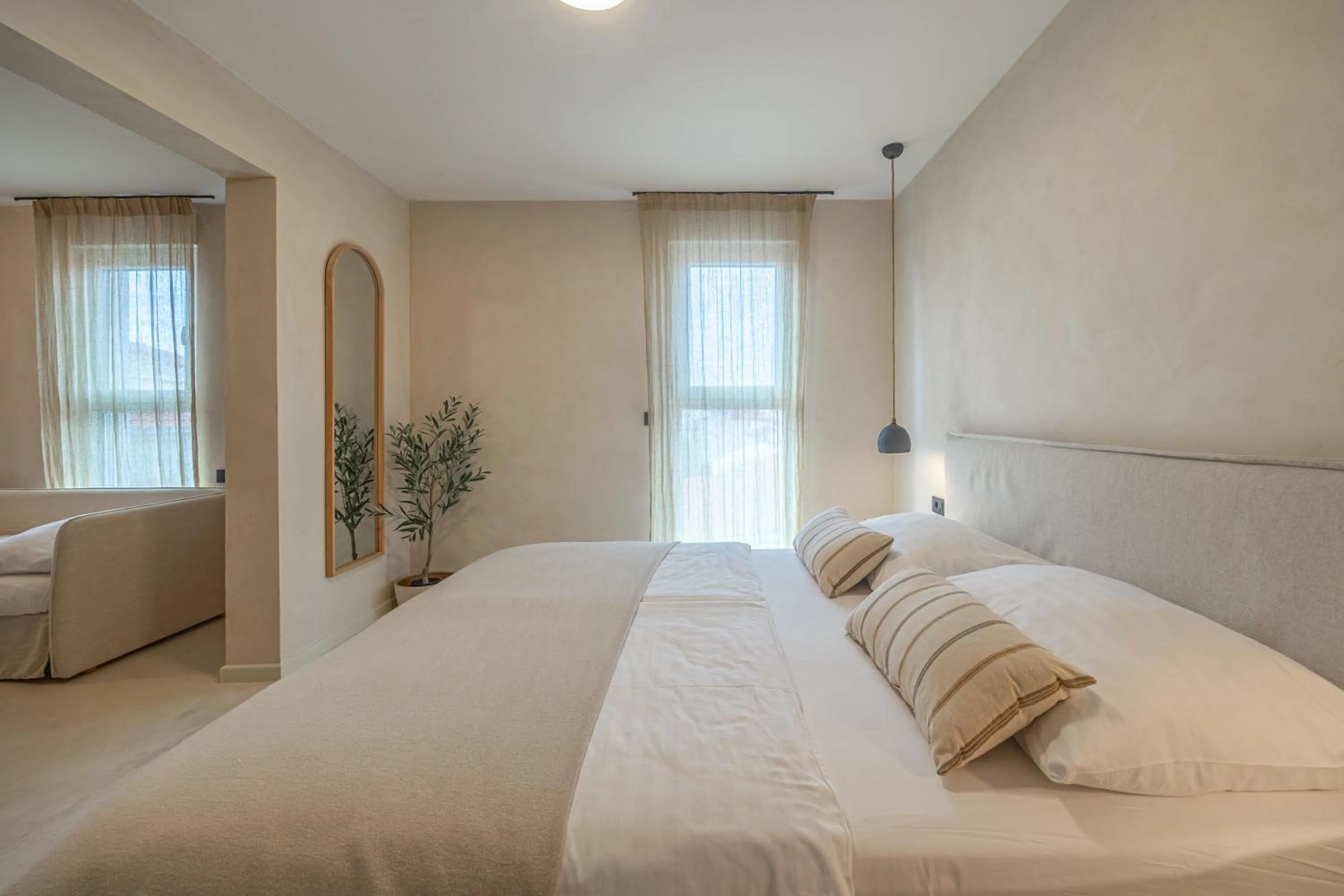 Bed in lo͝or luxury rooms