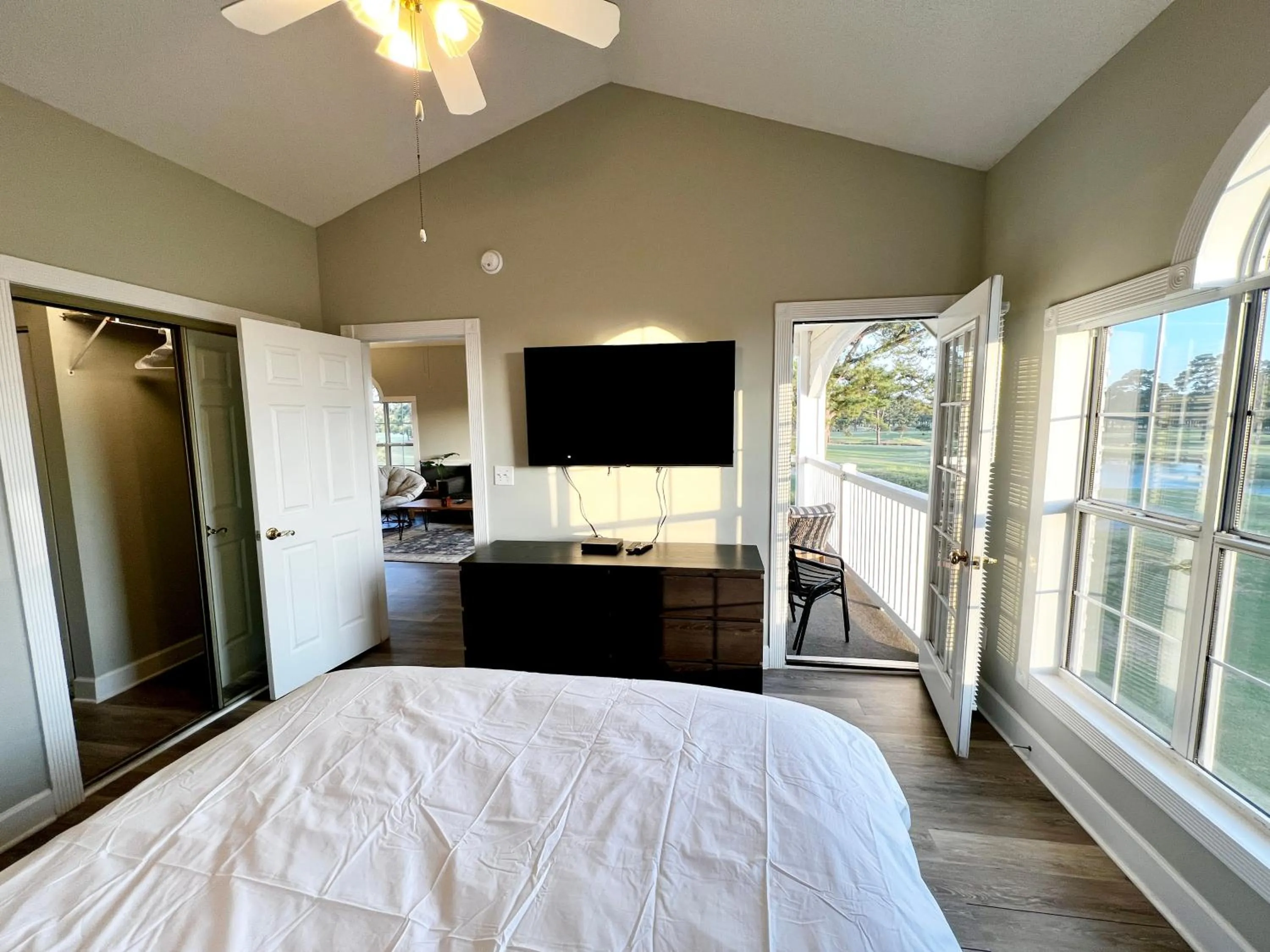 Communal lounge/ TV room, Bed in GolfView Villa/Center of MB/BEST View/End Unit