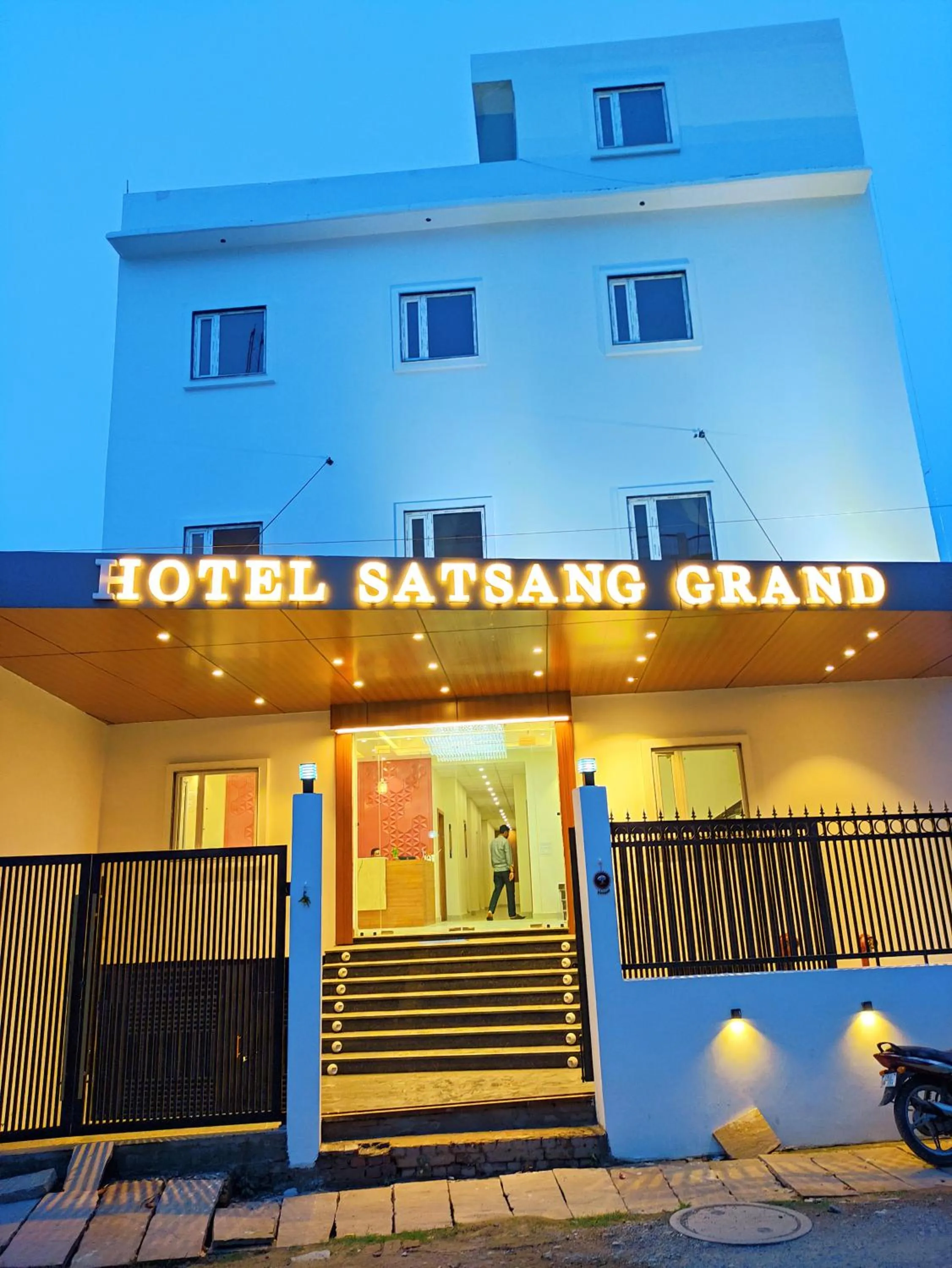Facade/entrance in Hotel Satsang Grand