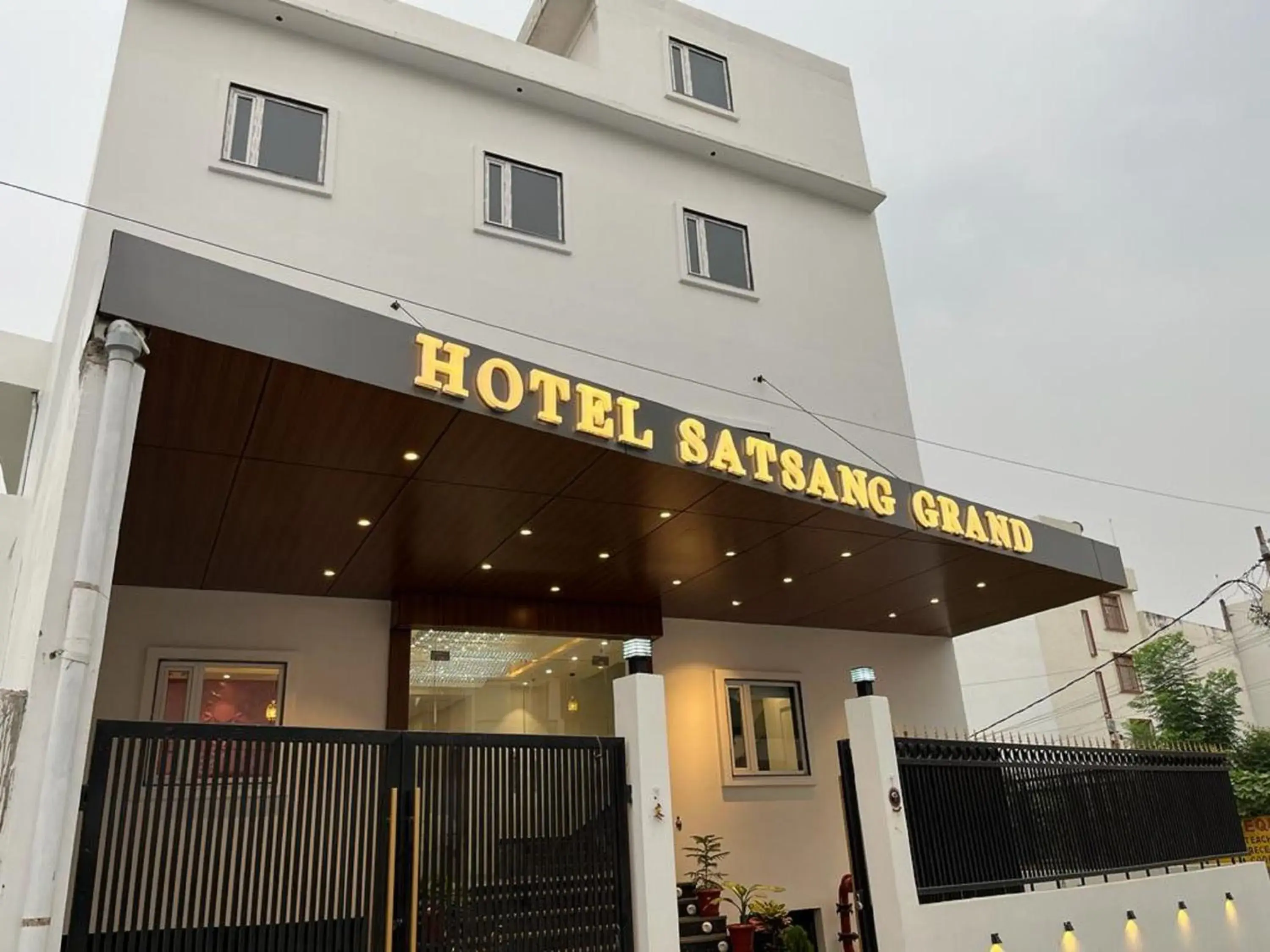 Property building in Hotel Satsang Grand Property building in Hotel Satsang Grand