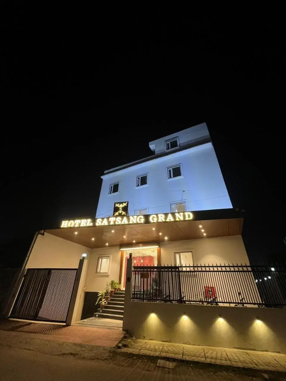 Property building in Hotel Satsang Grand Property building in Hotel Satsang Grand