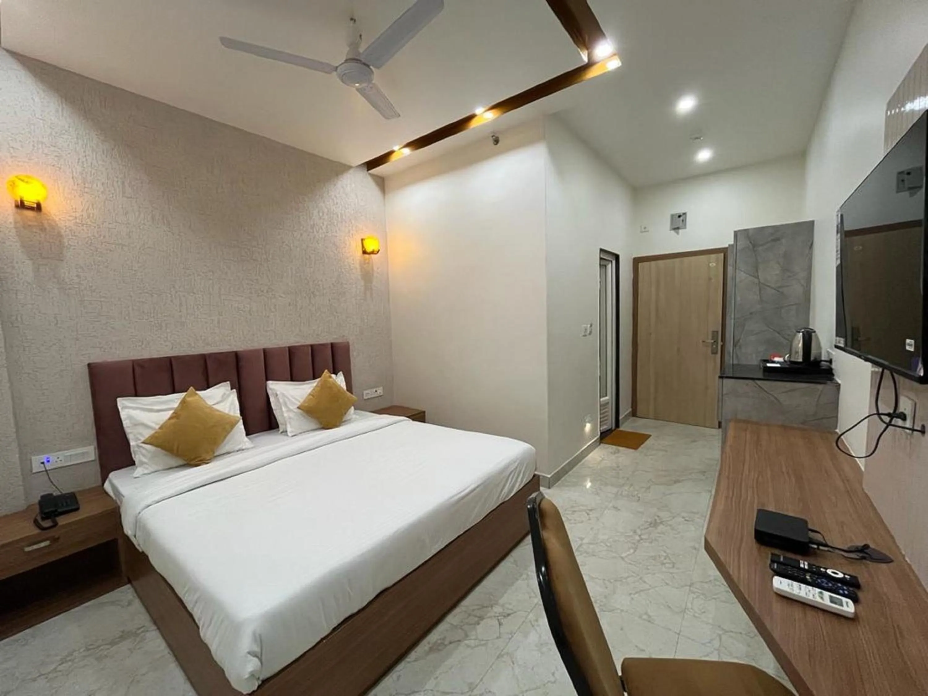 View (from property/room), Bed in Hotel Satsang Grand