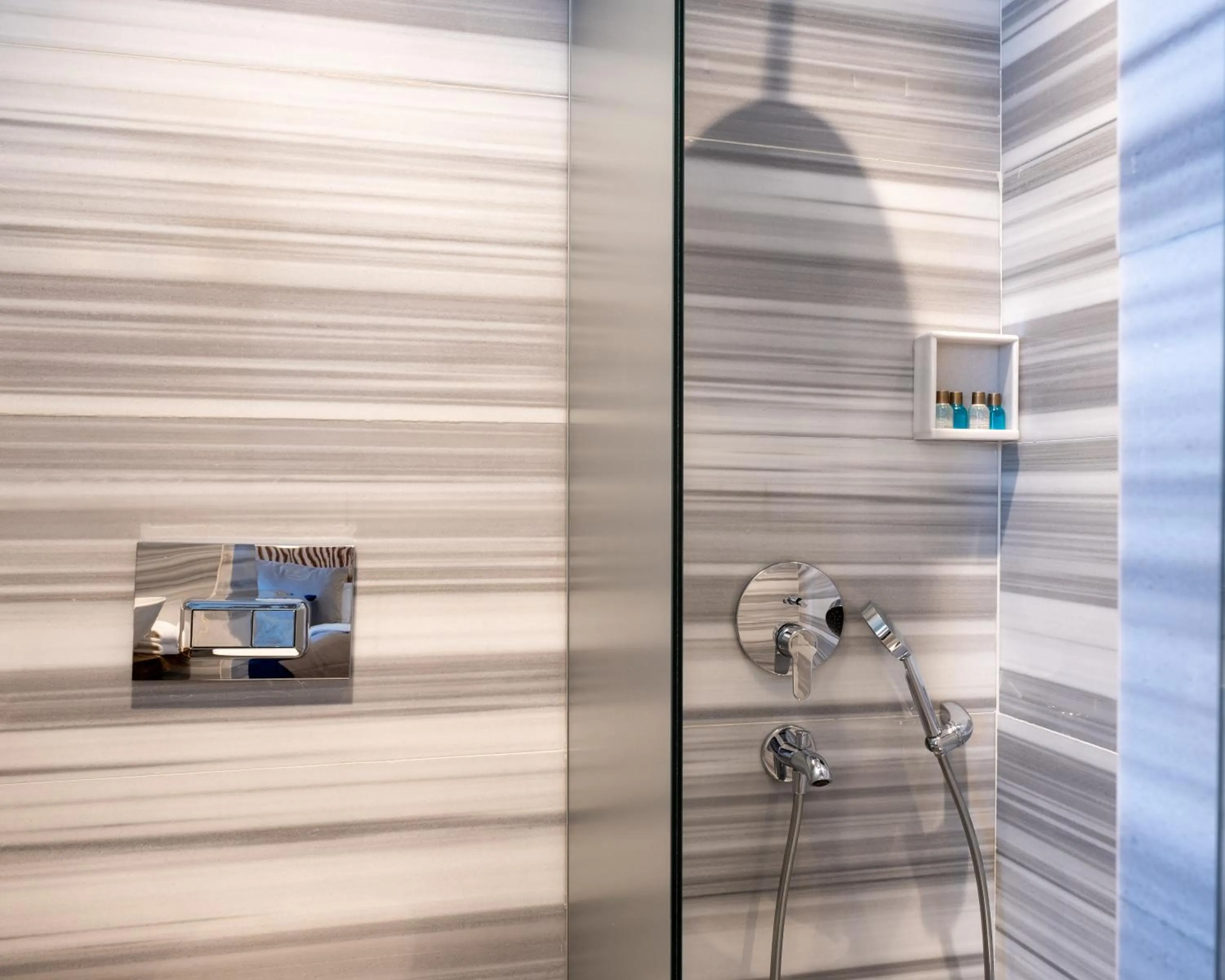 Shower in Hotel Balo