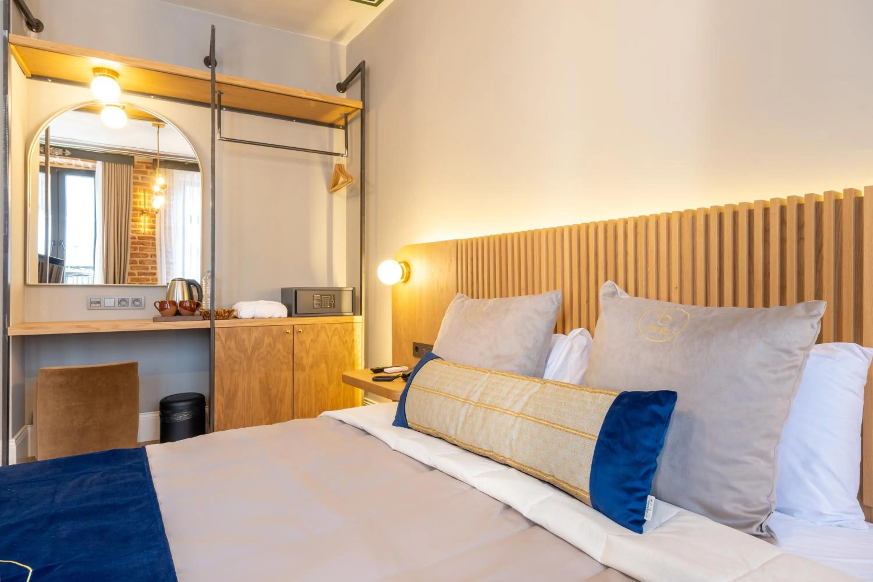 Shower, Bed in Hotel Balo