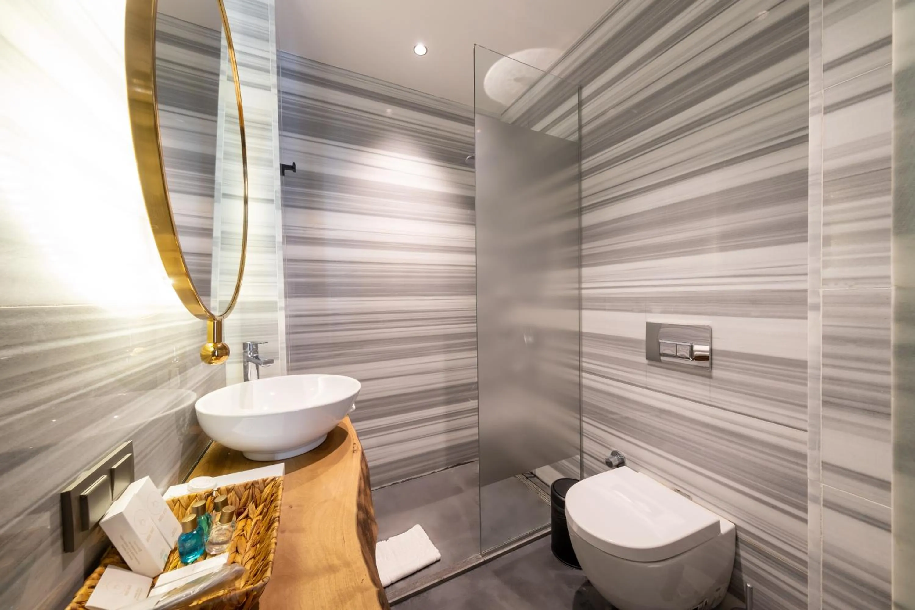 Shower in Hotel Balo