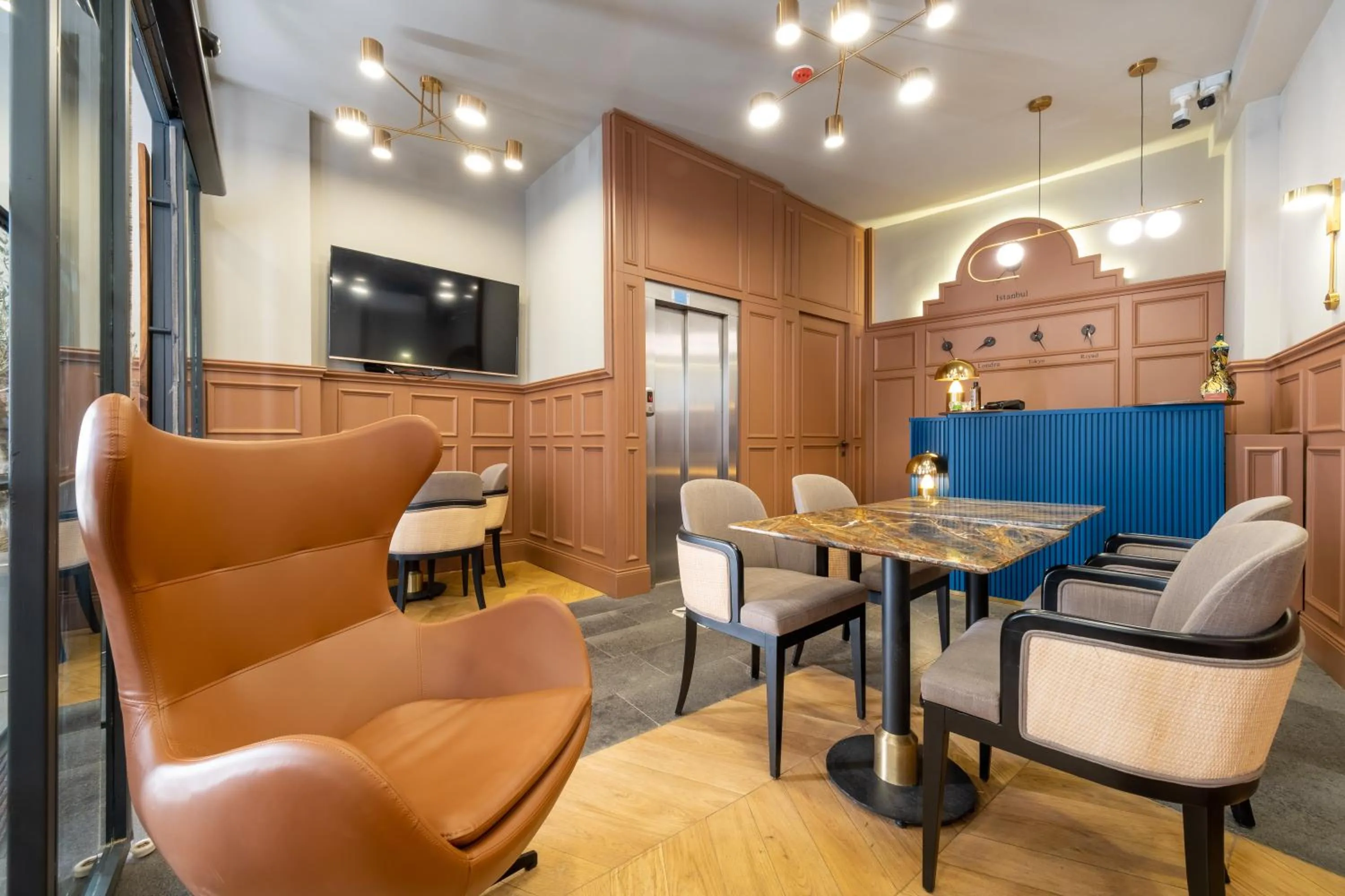 Communal lounge/ TV room in Hotel Balo