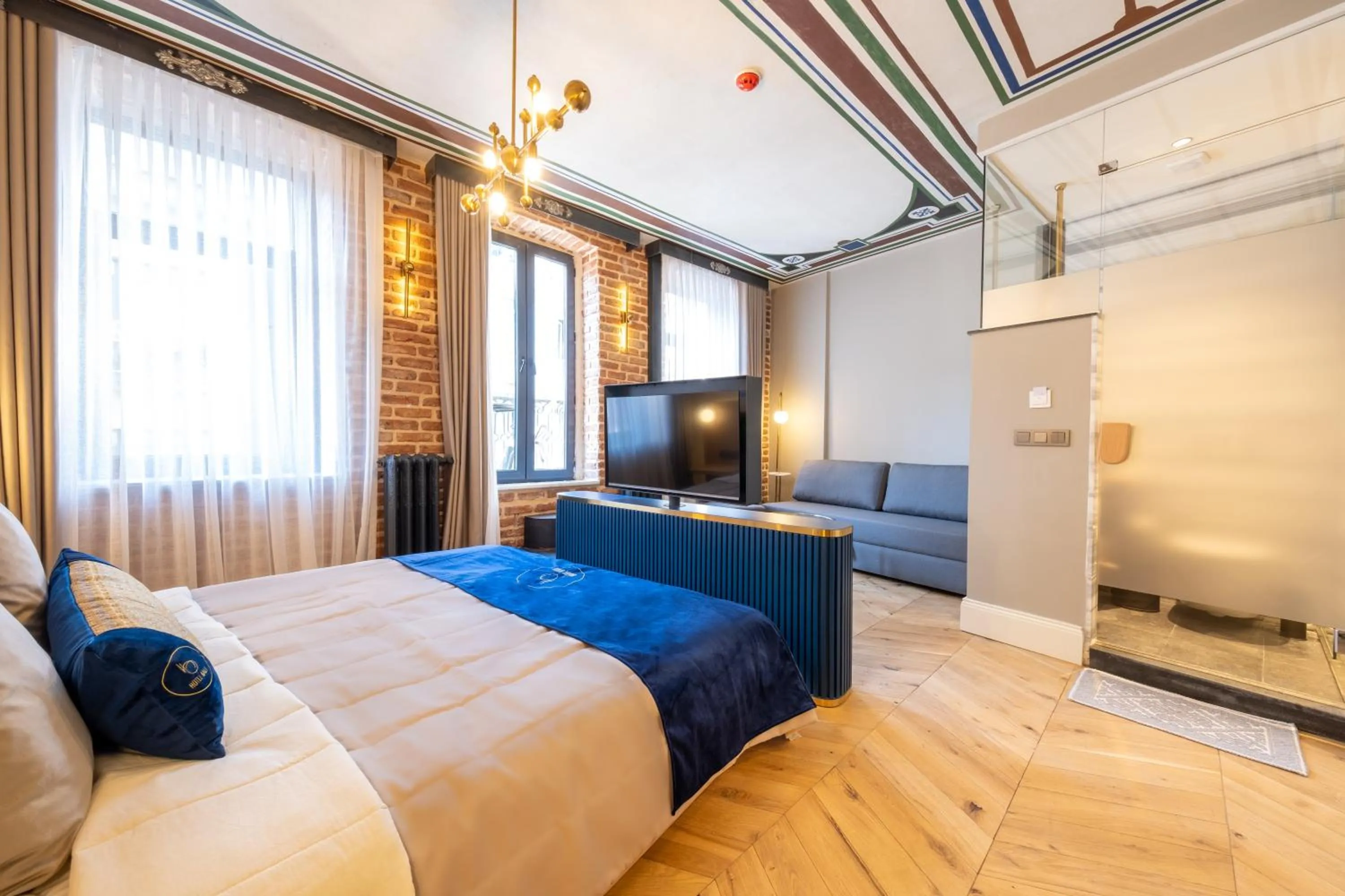 Communal lounge/ TV room, Bed in Hotel Balo