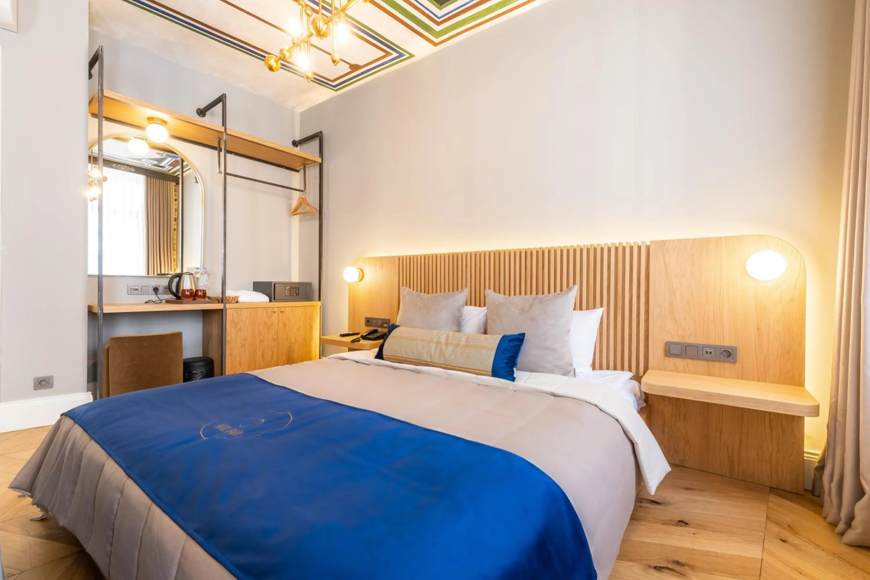 Toilet, Bed in Hotel Balo