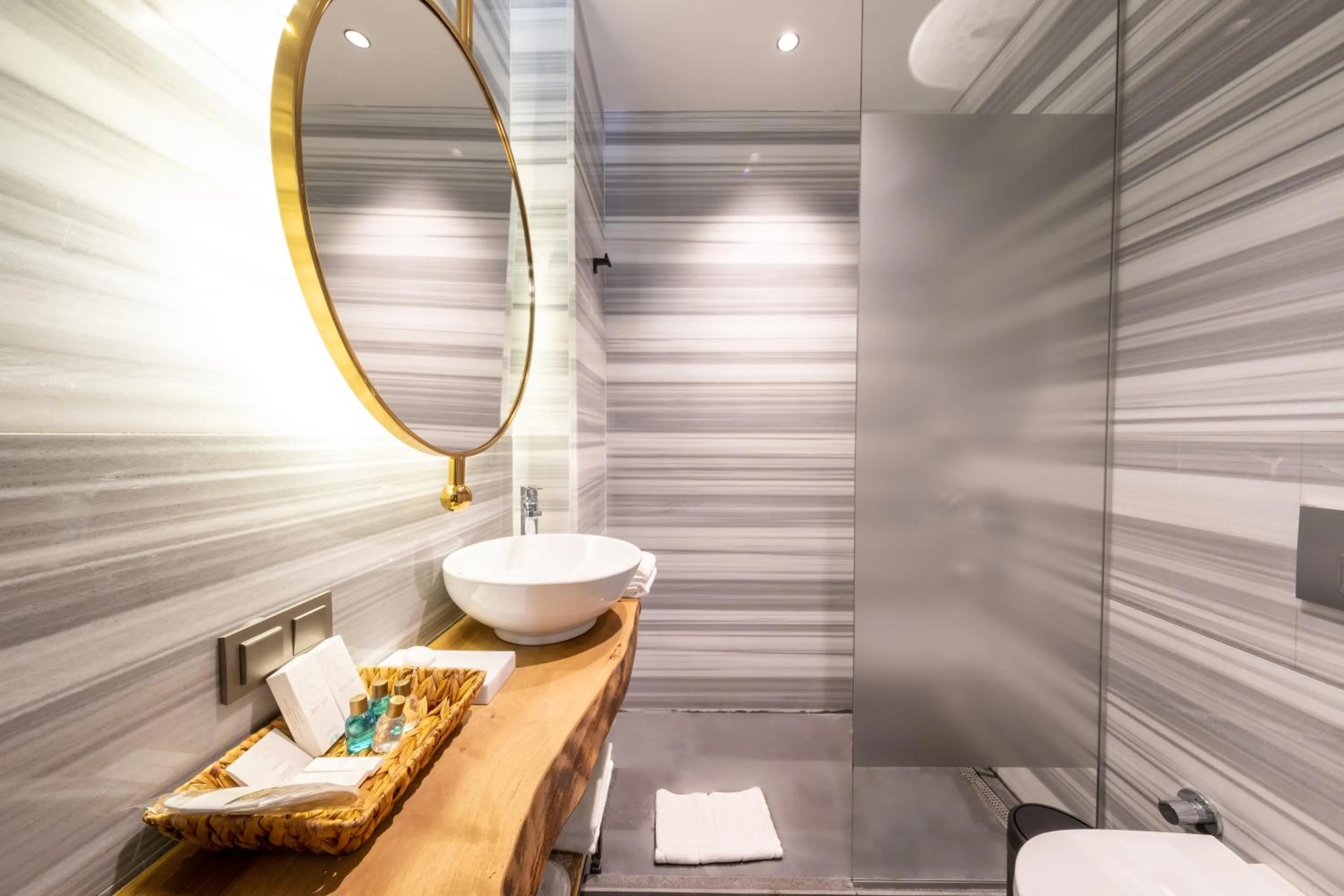 Shower in Hotel Balo