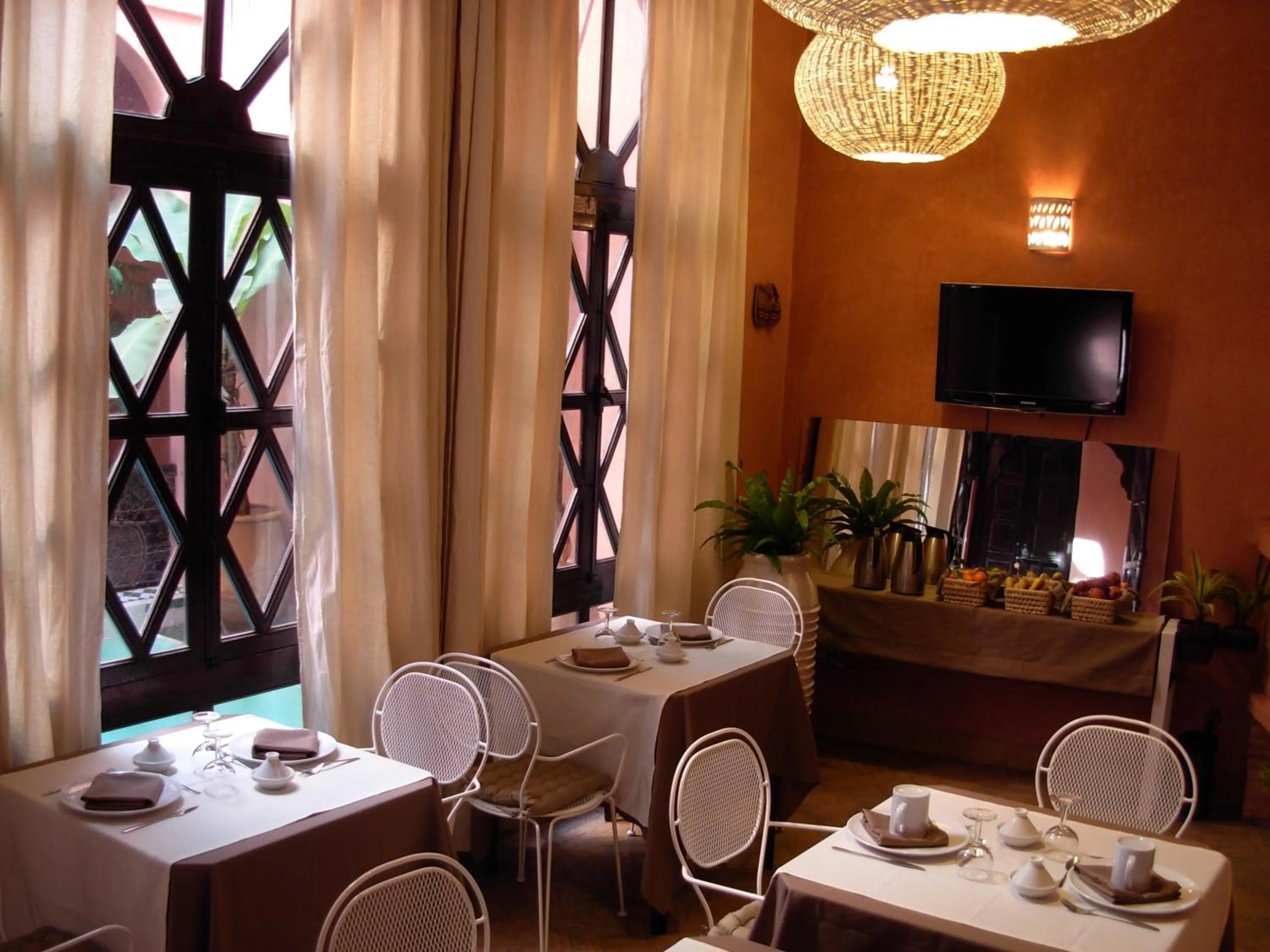 Restaurant/places to eat in Riad Aderbaz