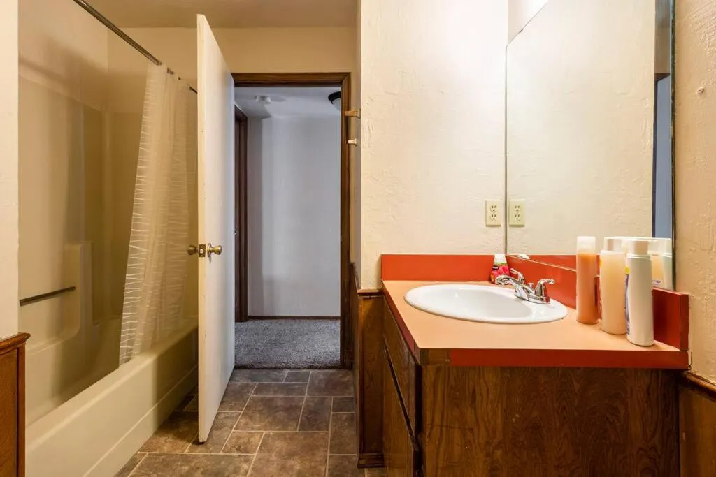 Golden Sunflower's Apt C