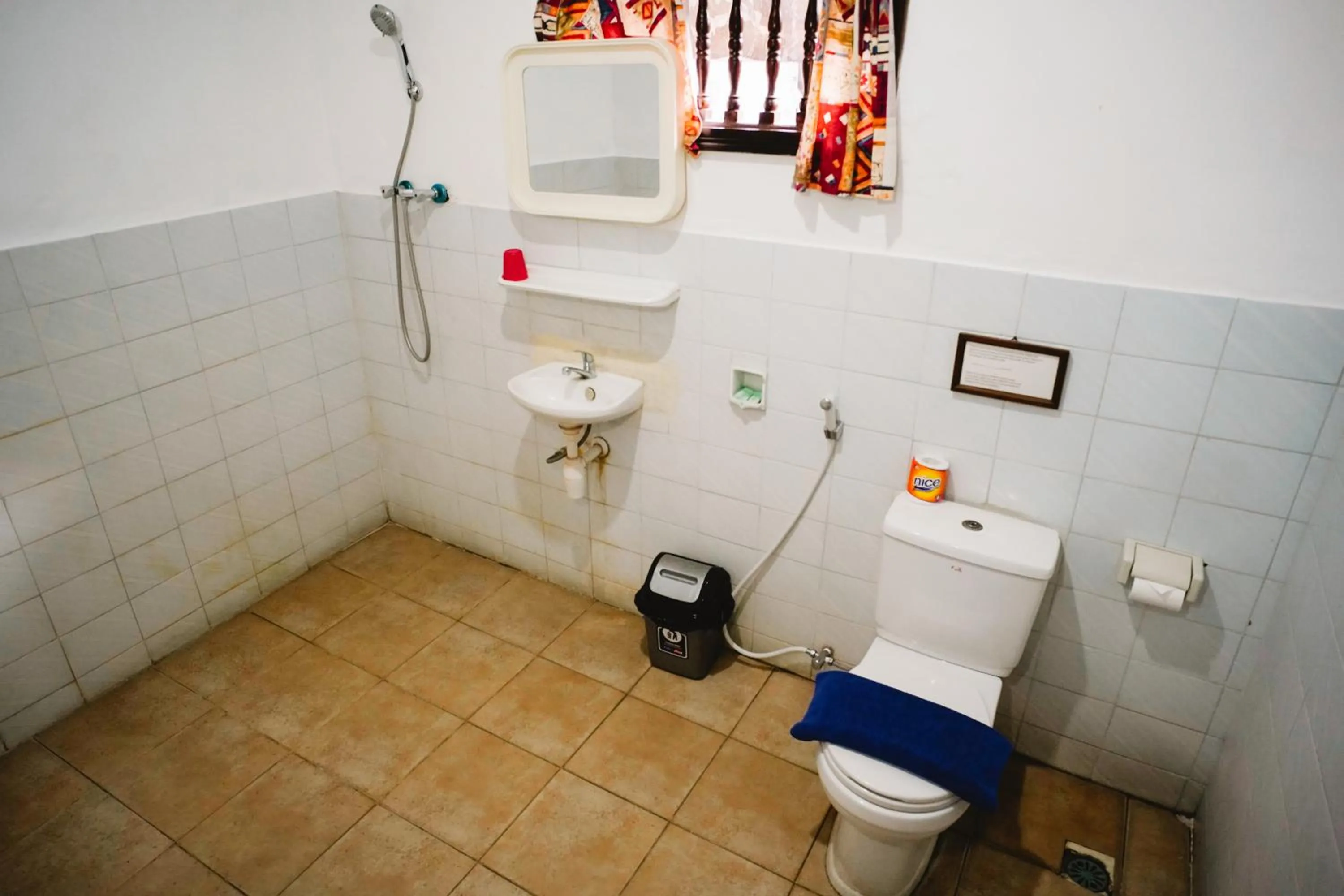 Toilet in Temple Cafe & Seaside Cottages