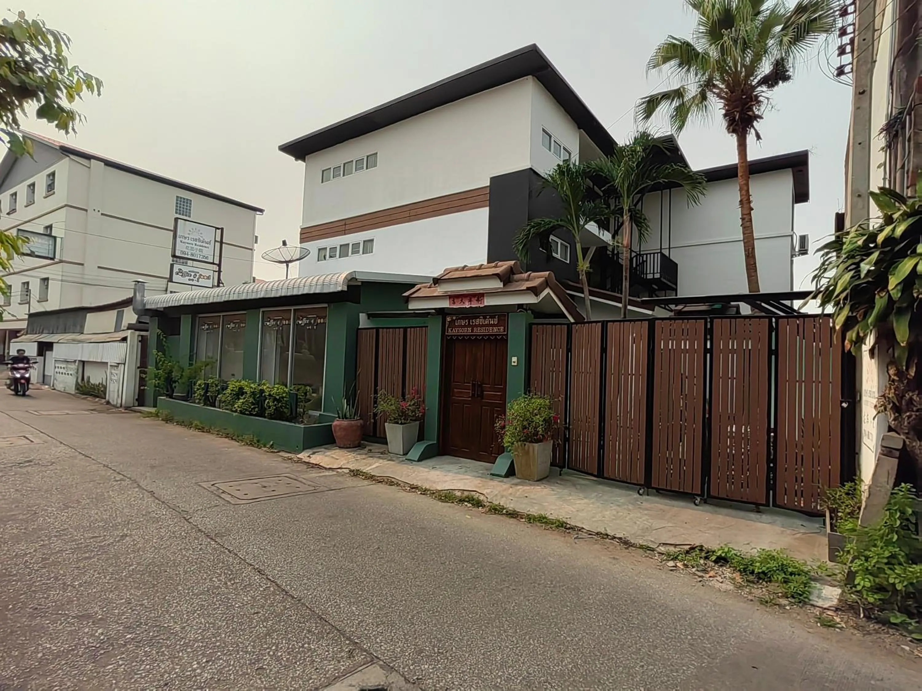 Property building in Kaysorn Residence and Guest House