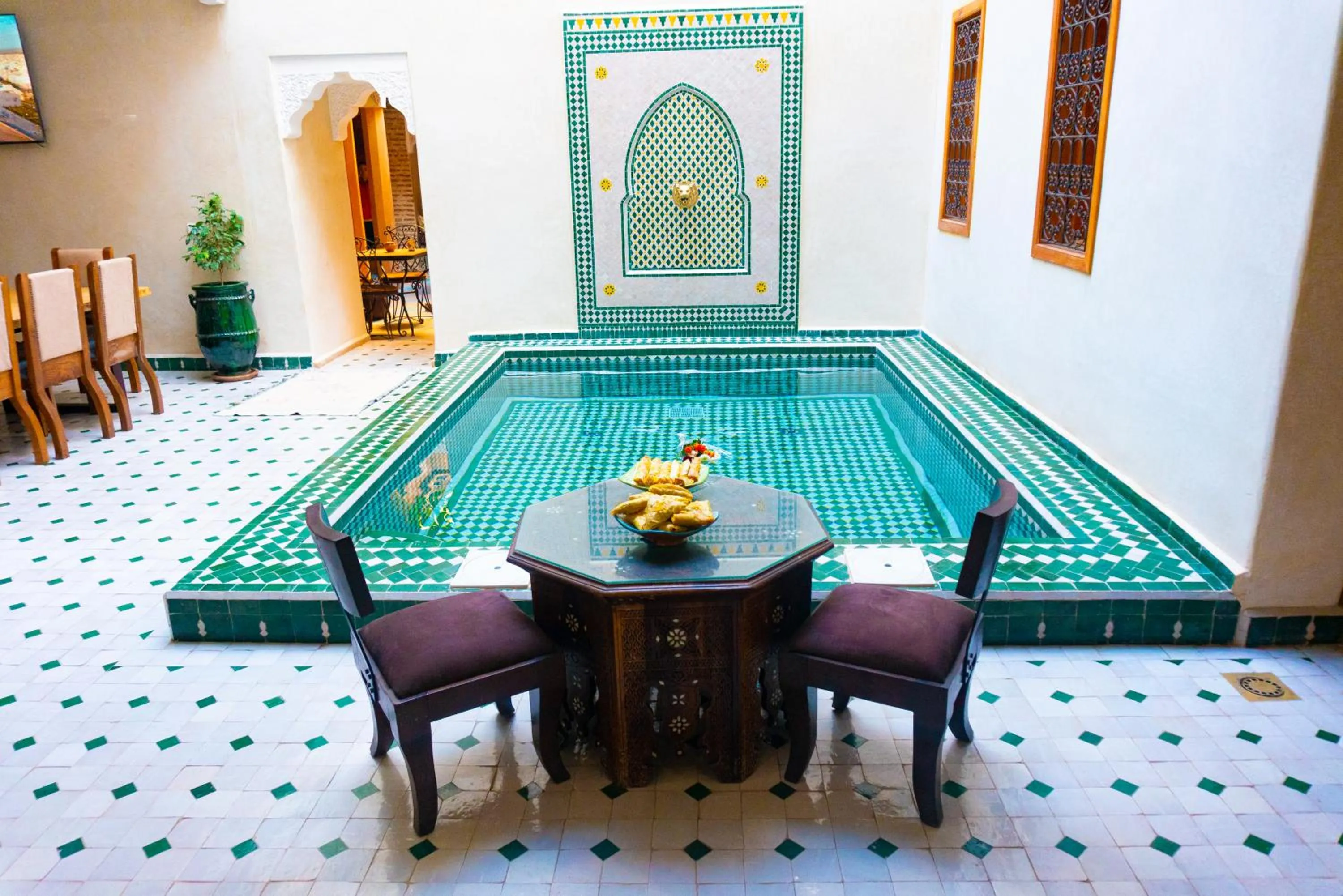 Restaurant/places to eat in Riad Louaya