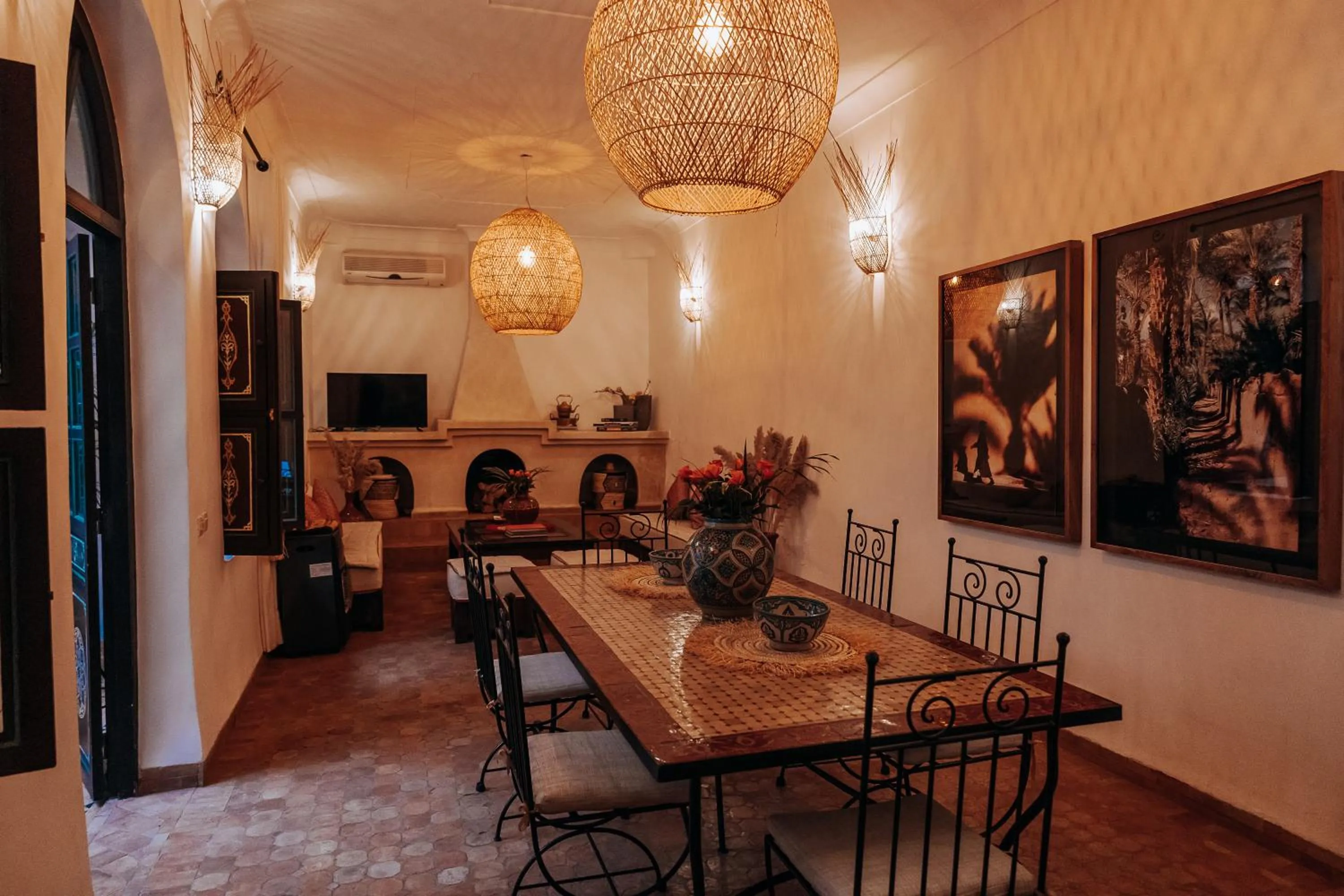 Restaurant/places to eat in Riad Bamaga