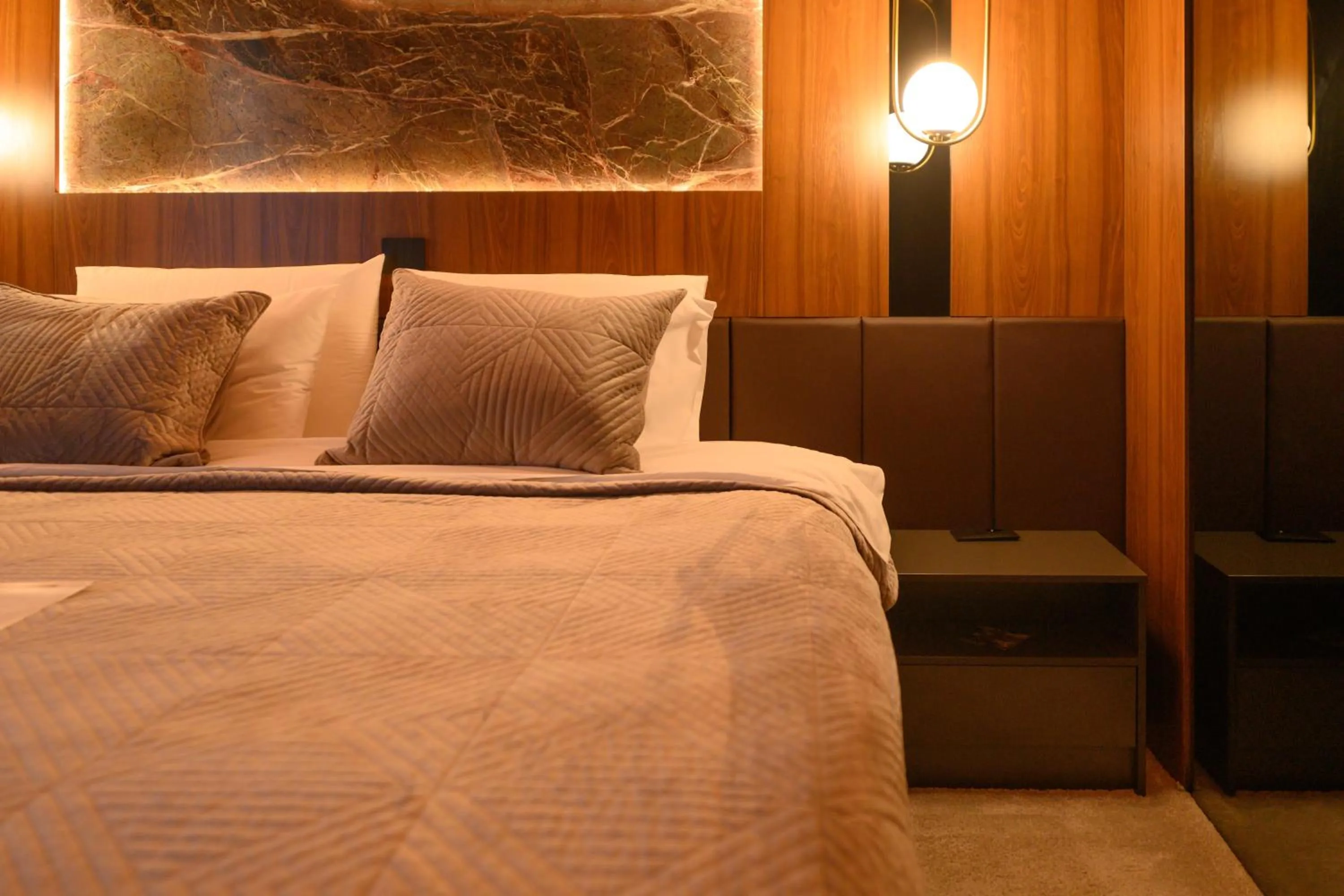 Property building, Bed in Hotel Macedonia Square