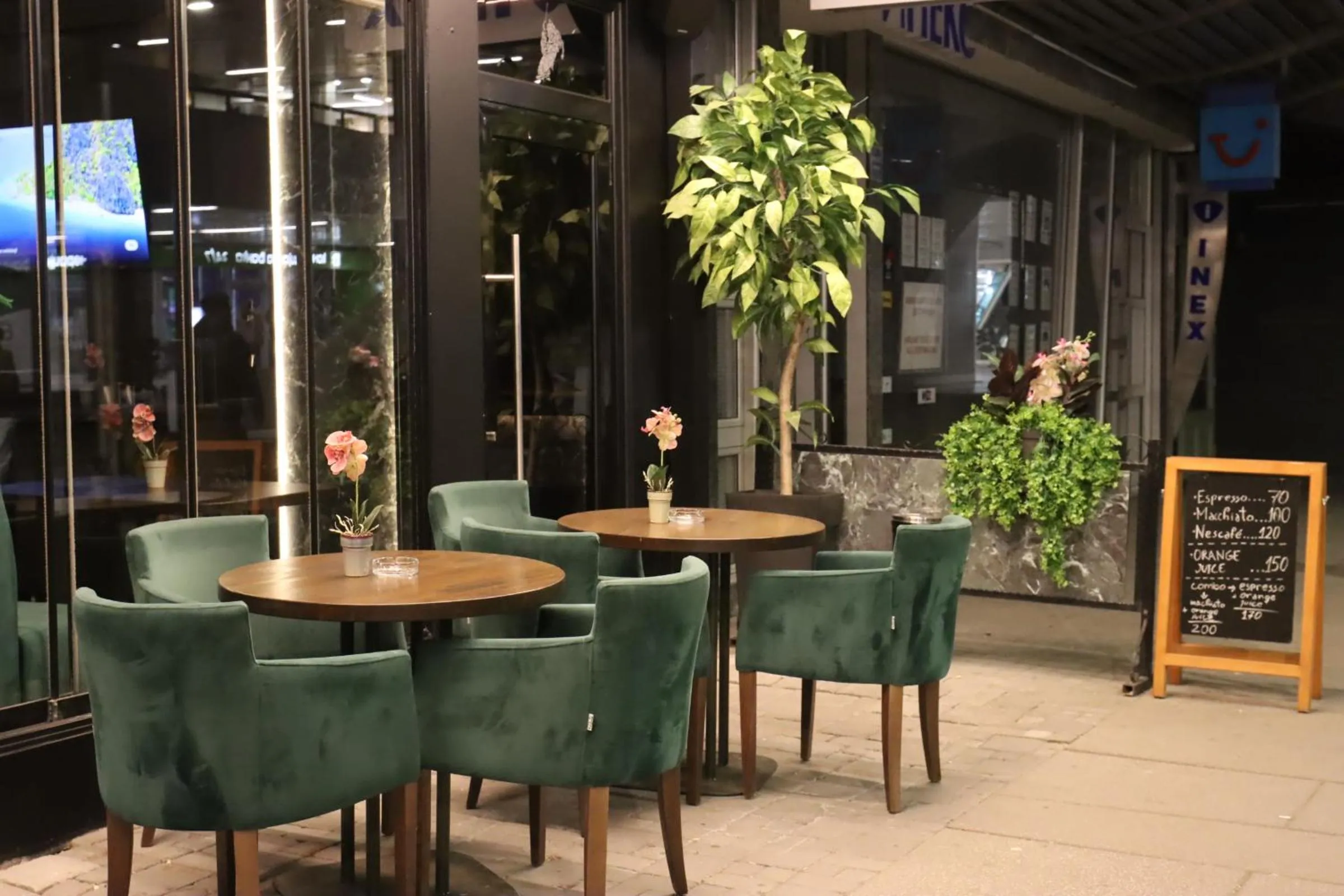 Lounge or bar in Hotel Macedonia Square