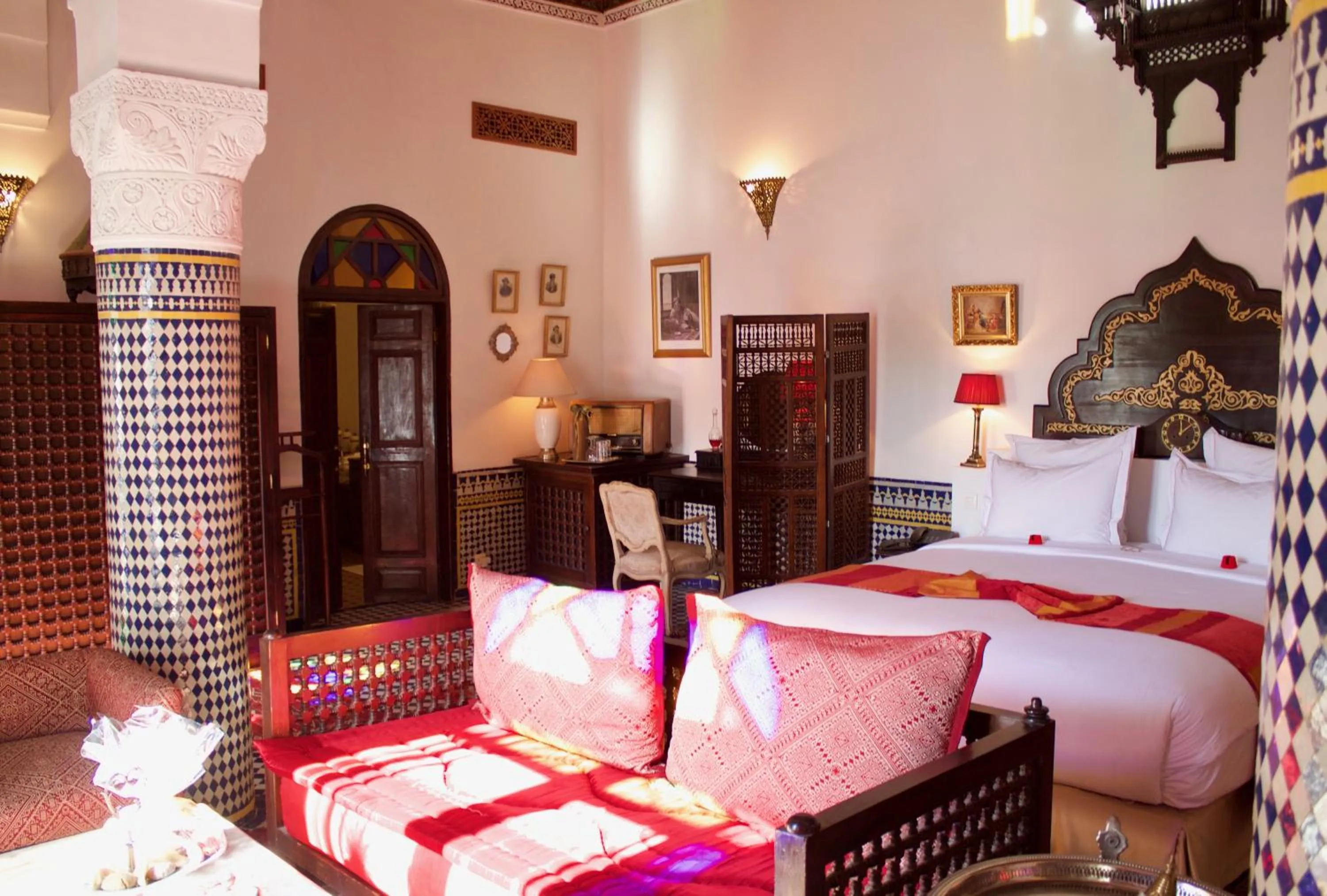 Seating area, Bed in Riad Le Calife