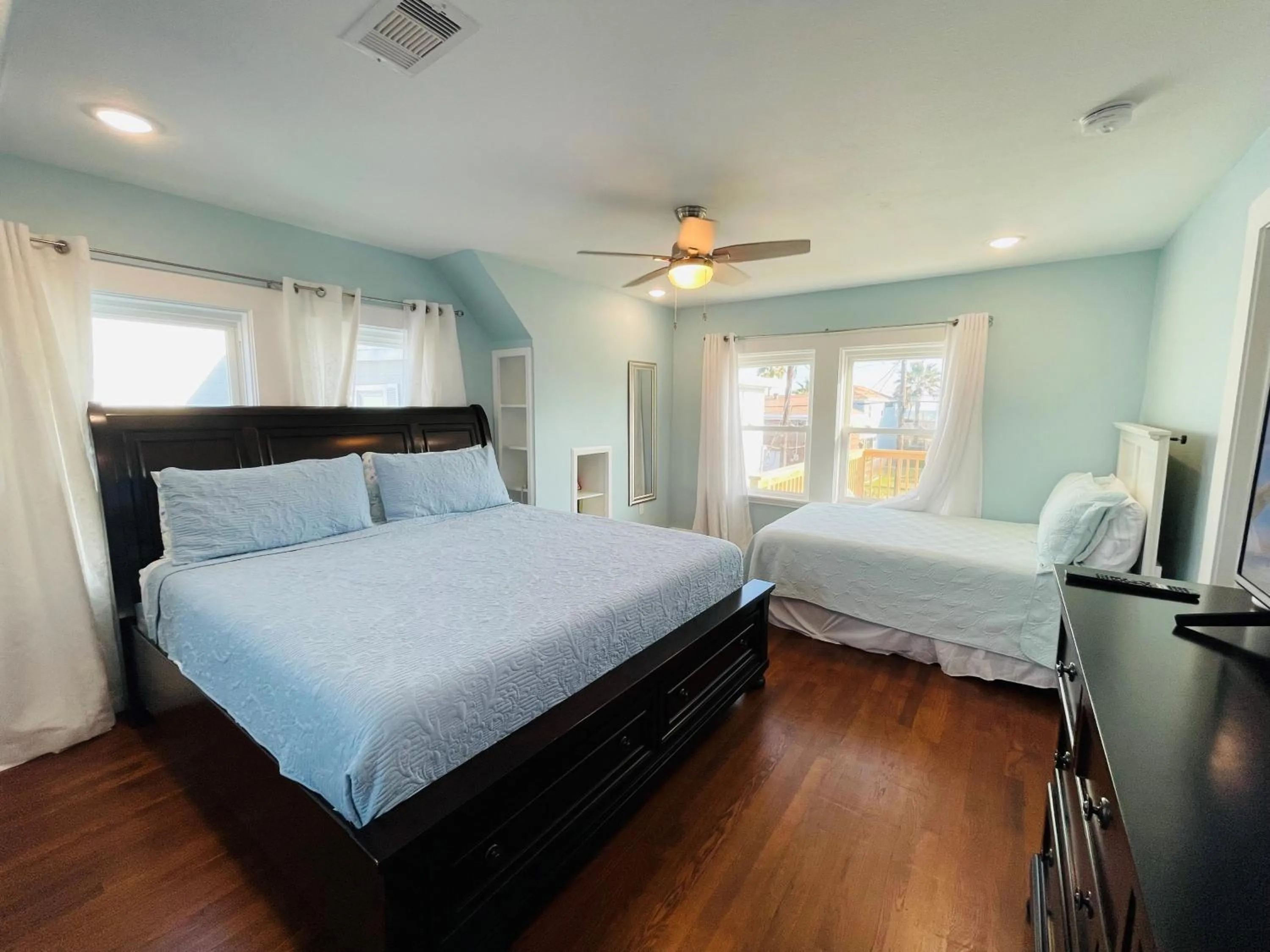 Bedroom in Ocean view, newly renovated home, central location, plenty of parkings