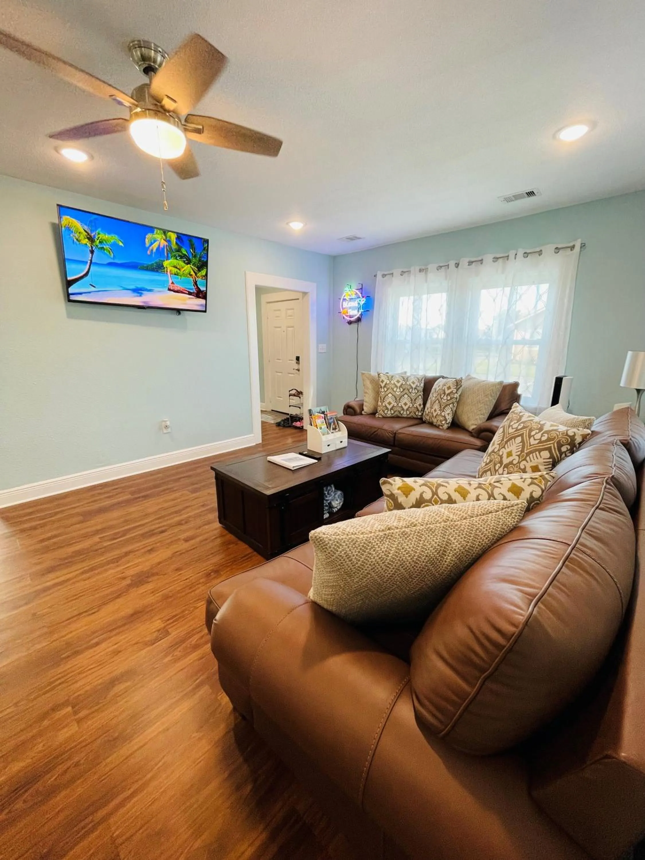 Living room in Ocean view, newly renovated home, central location, plenty of parkings