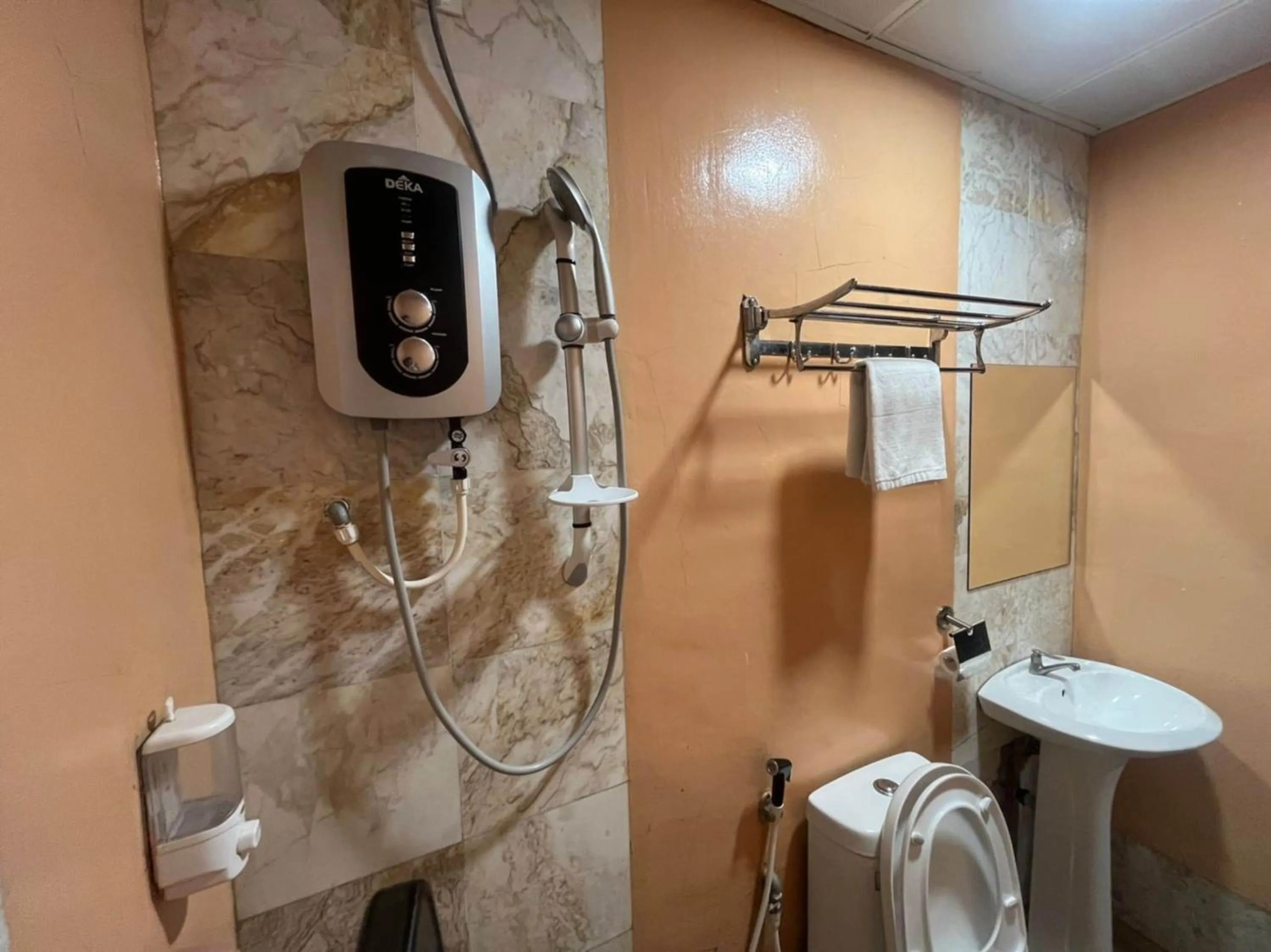 Bathroom in Capital O 89333 Musse Hotel