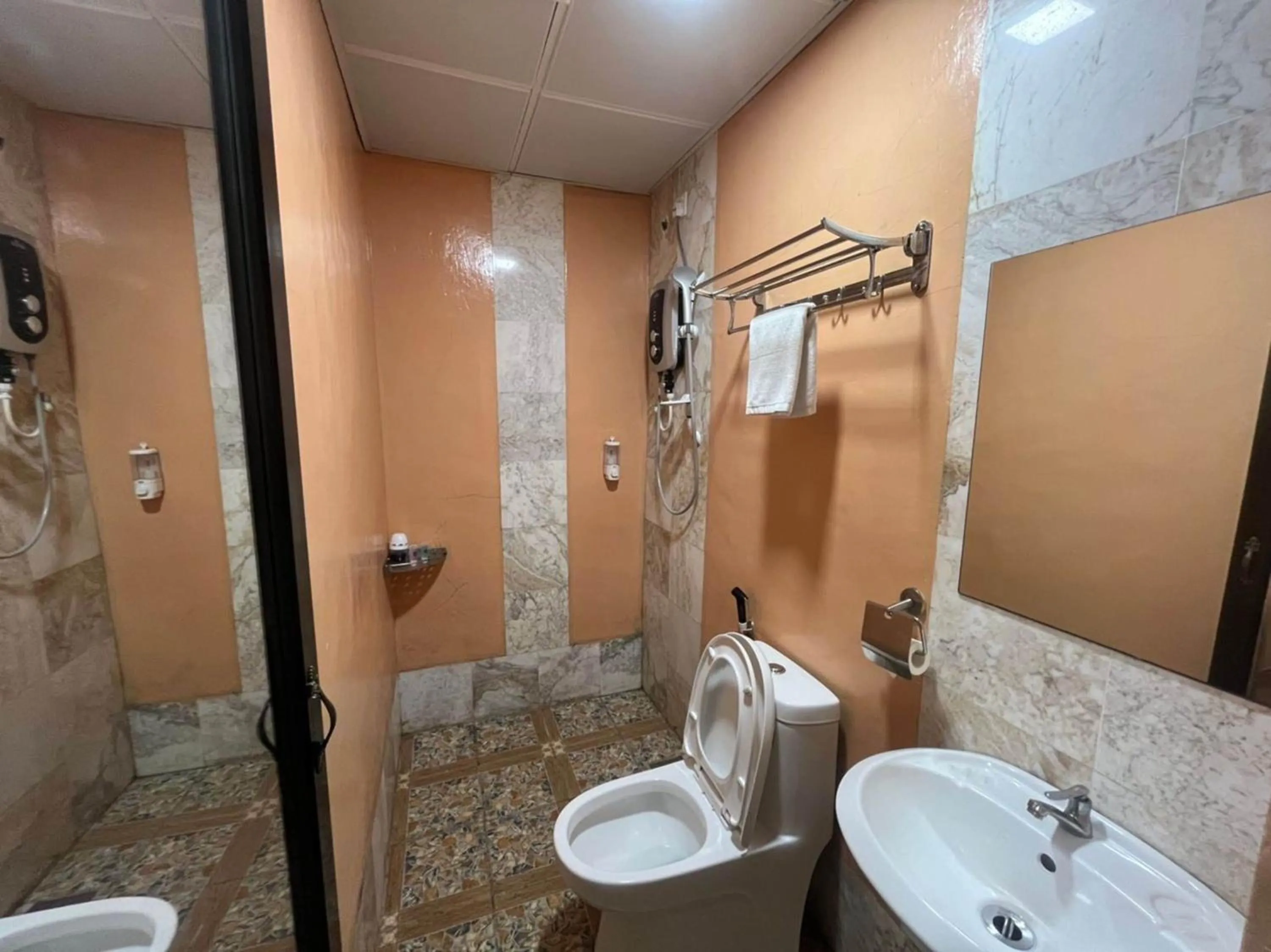 Bathroom in Capital O 89333 Musse Hotel