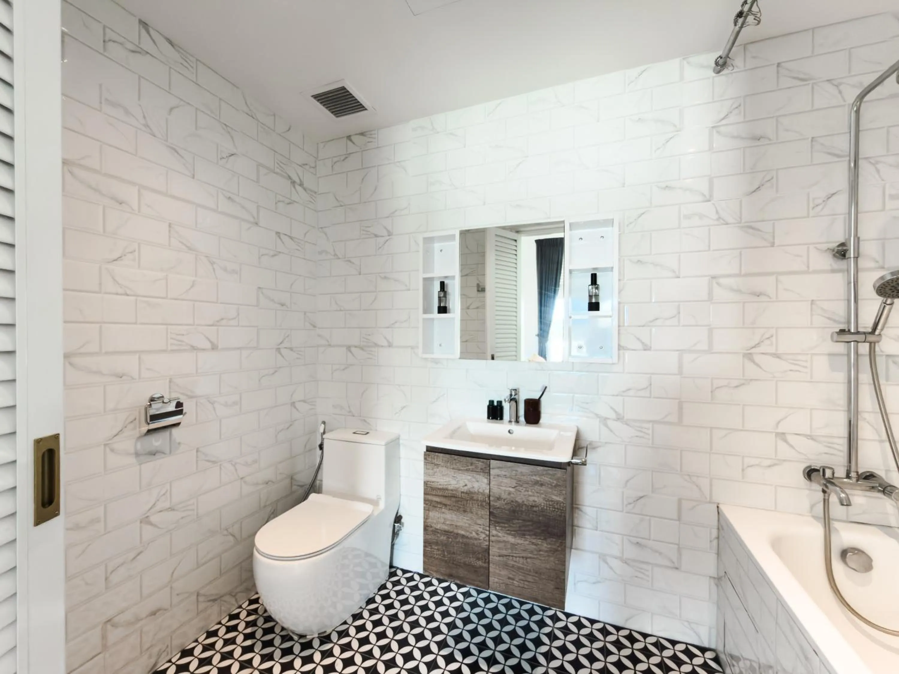 Shower in The White House - Serviced Residences by Cove & Belle Living
