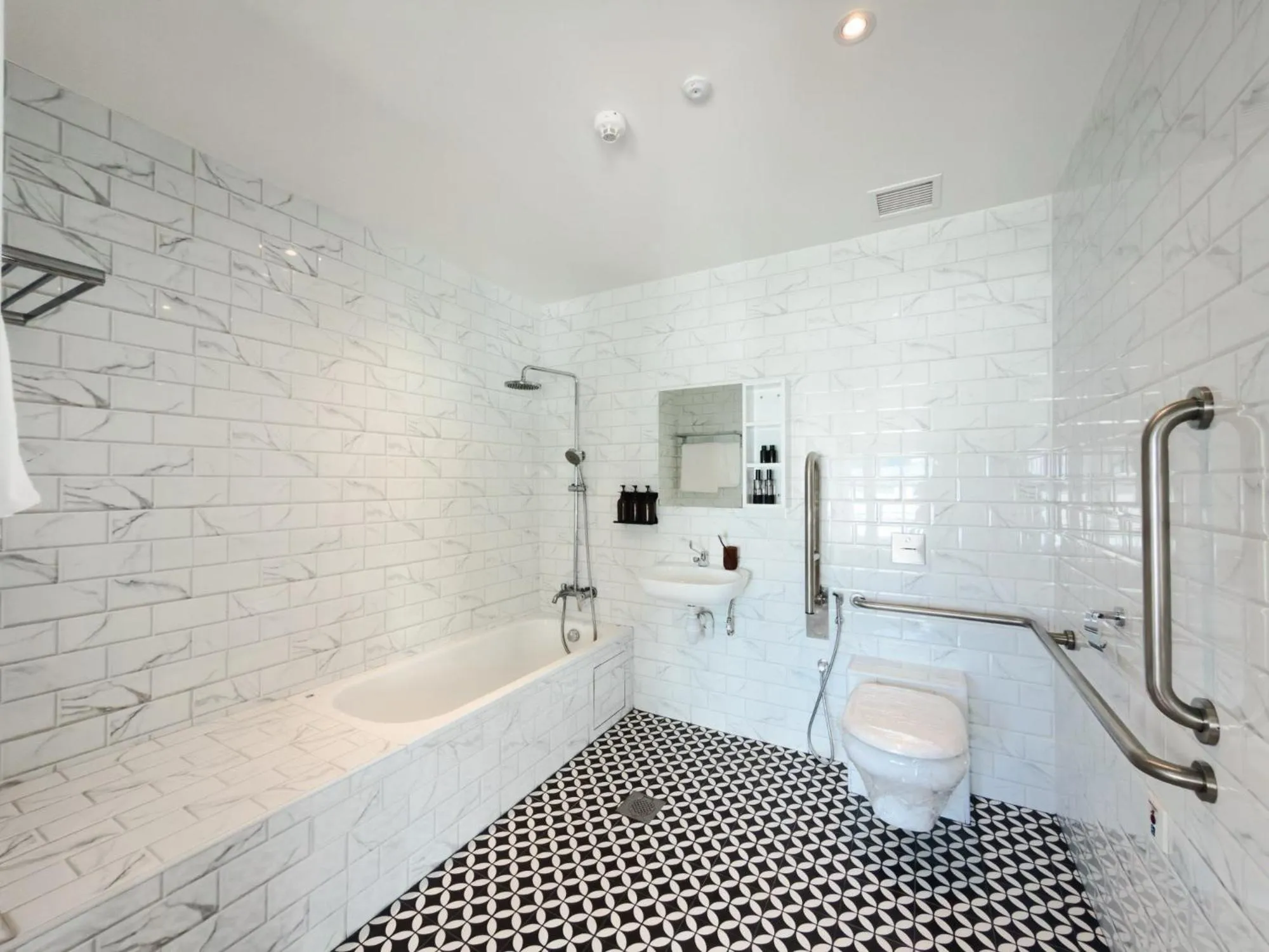 Shower in The White House - Serviced Residences by Cove & Belle Living