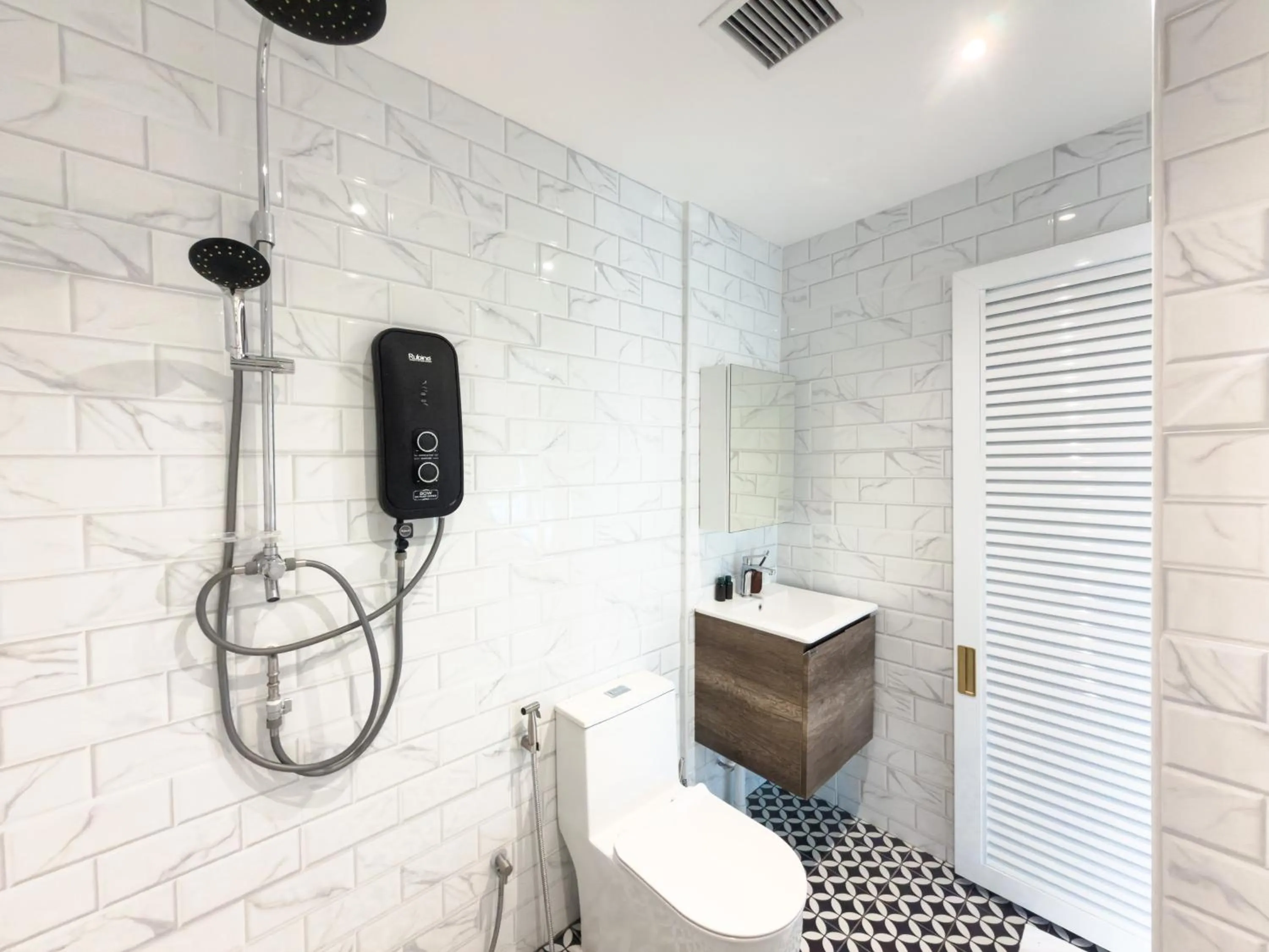 Shower in The White House - Serviced Residences by Cove & Belle Living