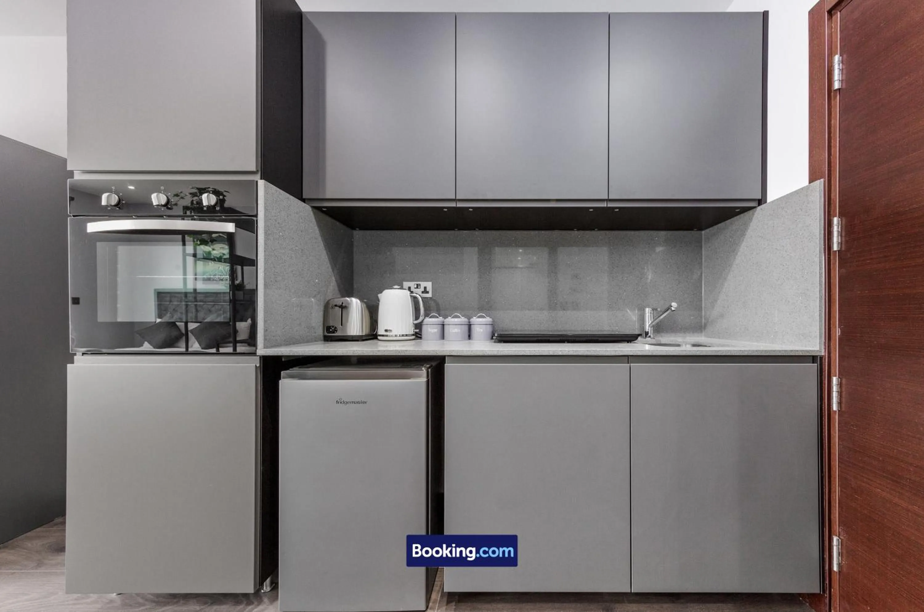 Kitchen or kitchenette in Stylish Studio Apt By Stay Smart Short Lets & Serviced Accommodation Woodstock With Free WiFi