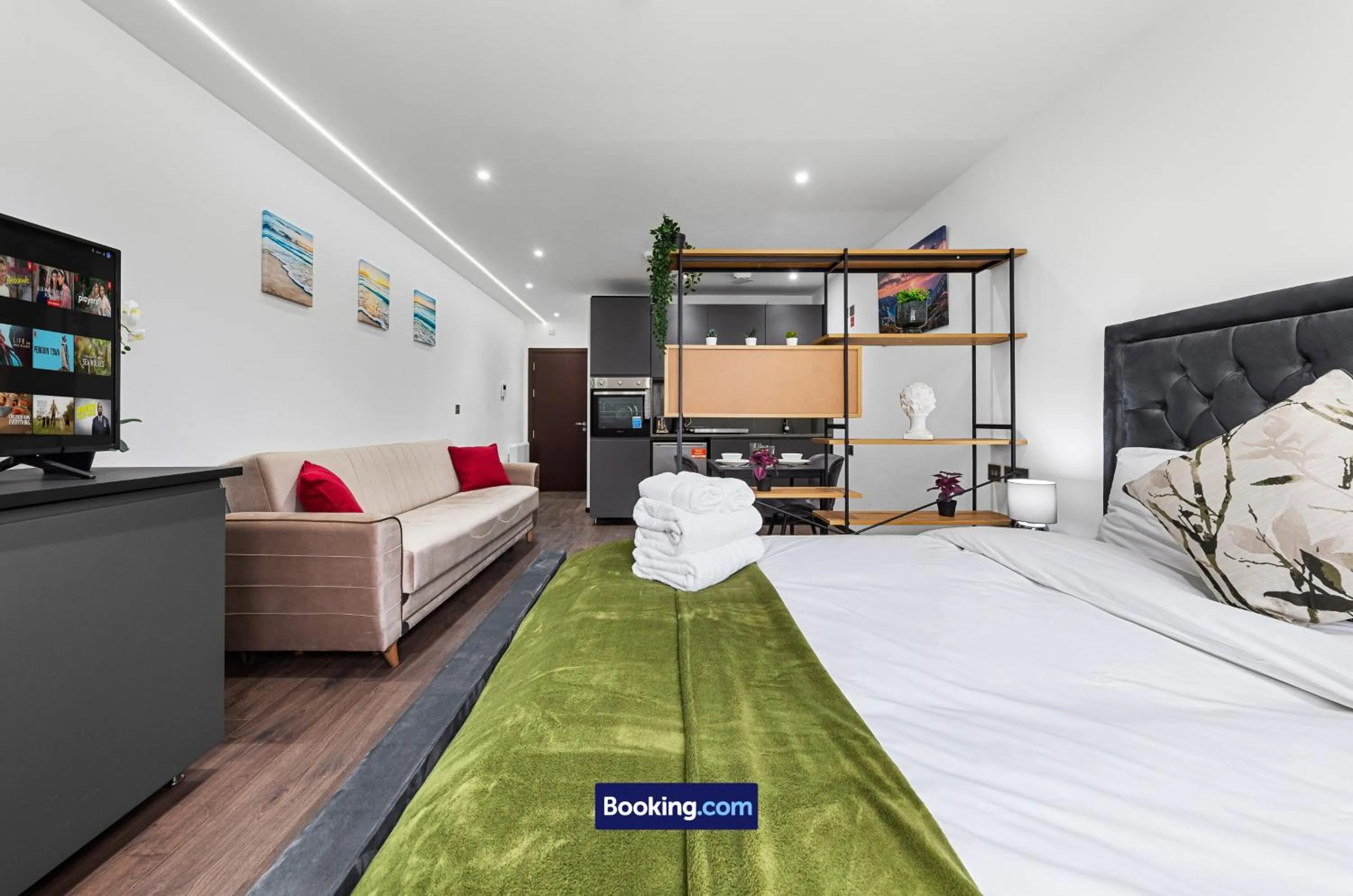 Bed in Stylish Studio Apt By Stay Smart Short Lets & Serviced Accommodation Woodstock With Free WiFi