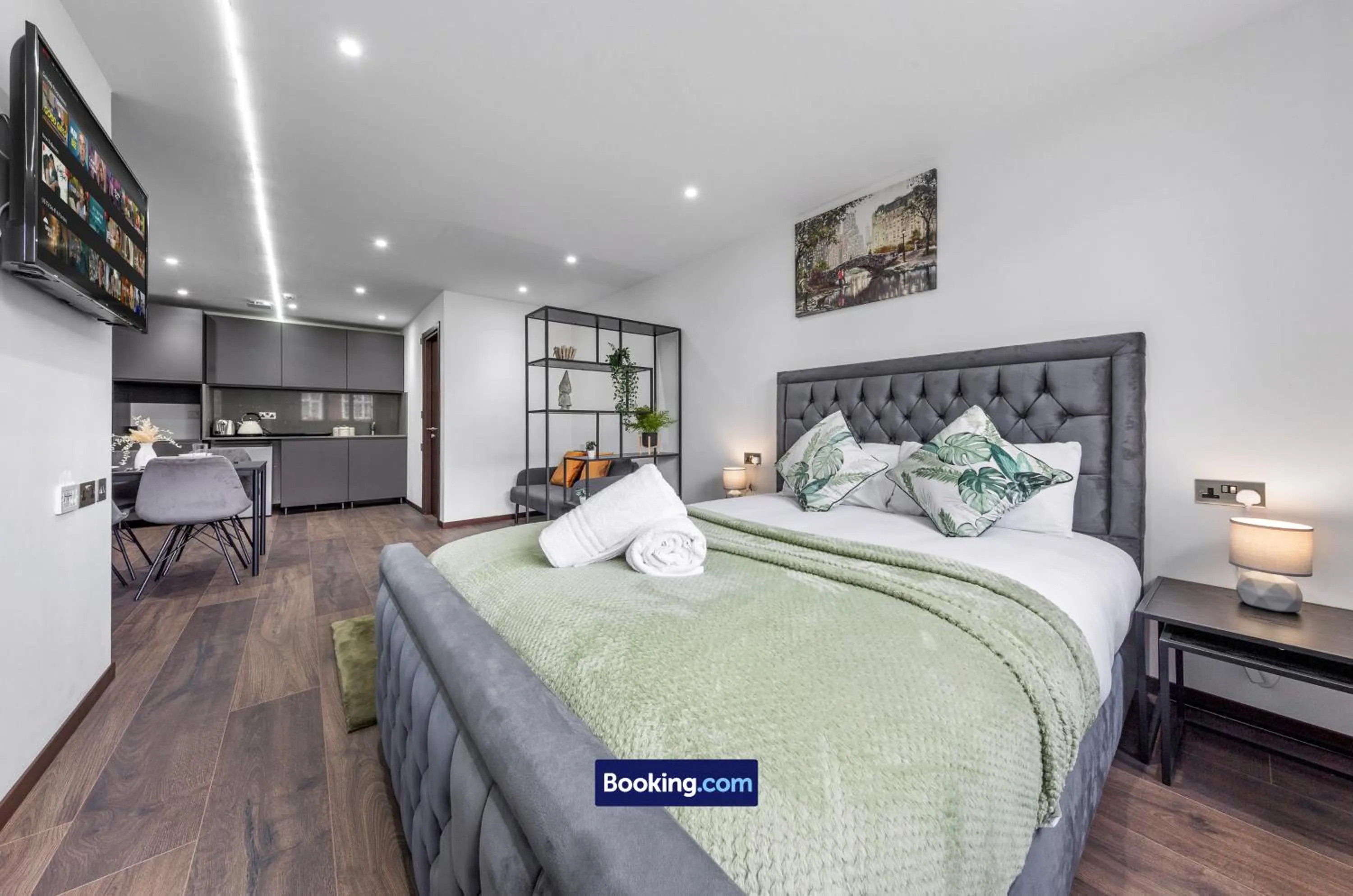 Bed in Stylish Studio Apt By Stay Smart Short Lets & Serviced Accommodation Woodstock With Free WiFi