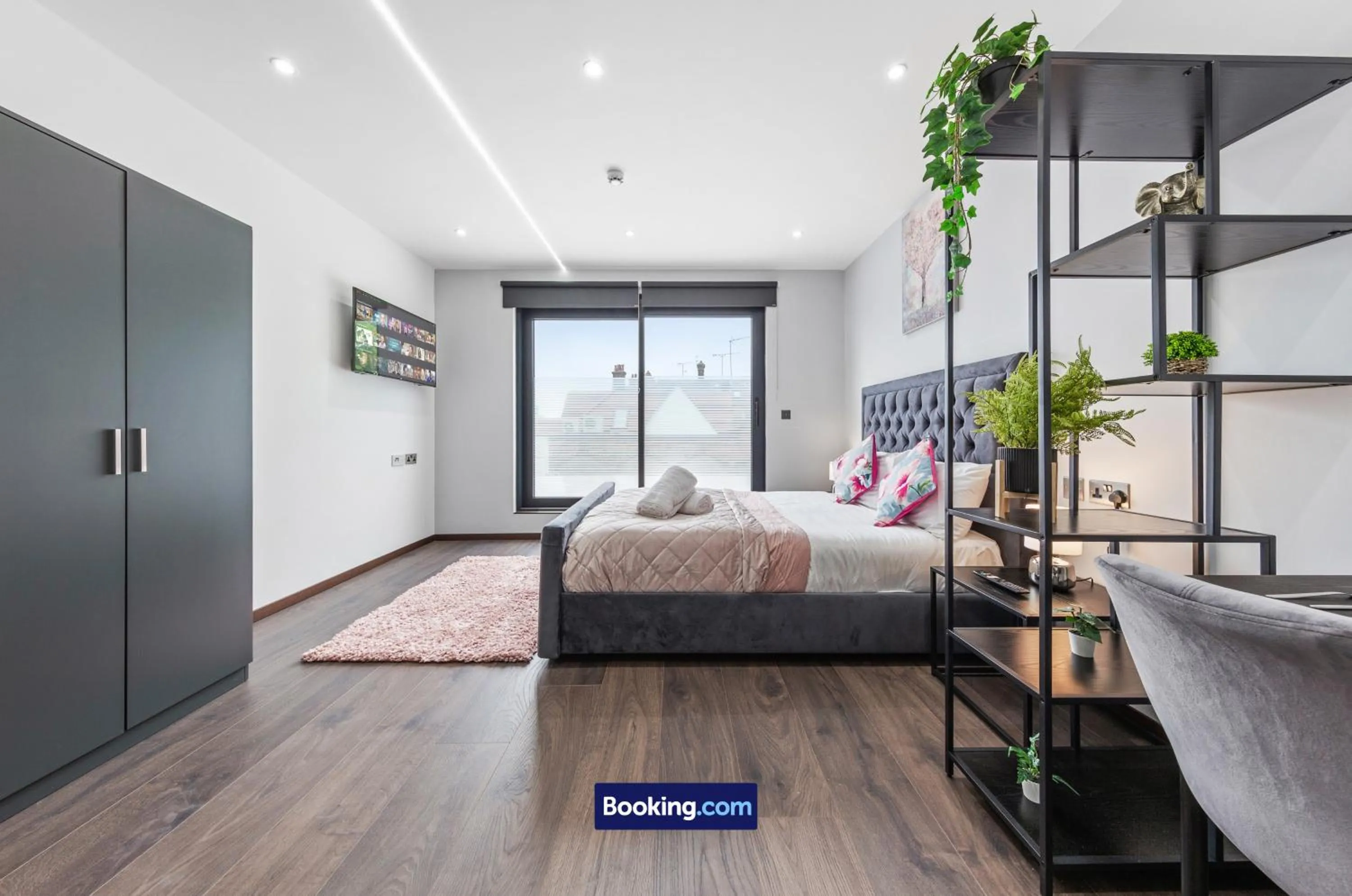 Bed in Stylish Studio Apt By Stay Smart Short Lets & Serviced Accommodation Woodstock With Free WiFi