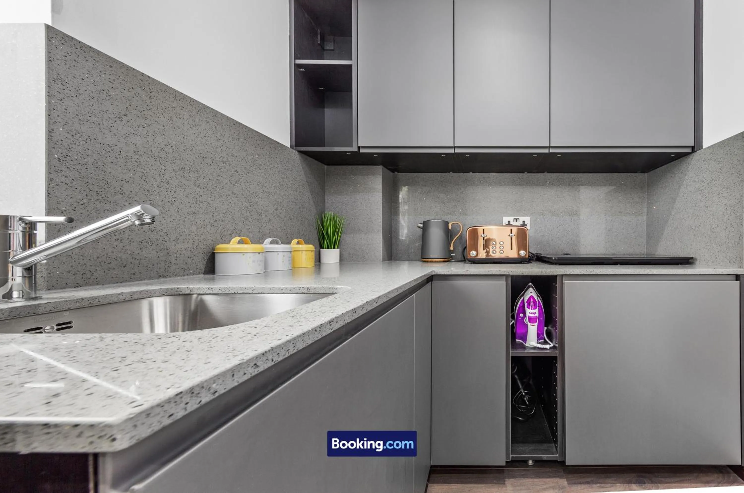 Kitchen or kitchenette in Stylish Studio Apt By Stay Smart Short Lets & Serviced Accommodation Woodstock With Free WiFi