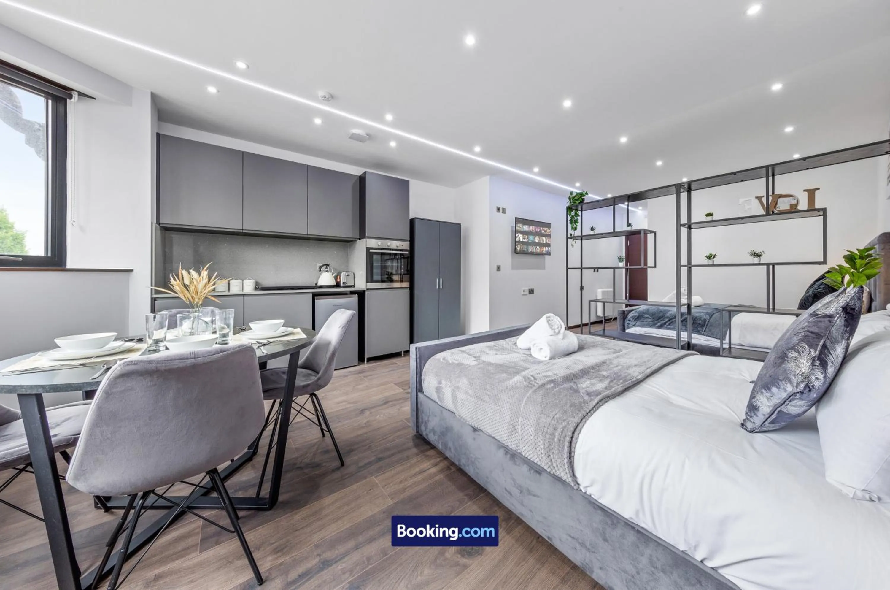 Bed in Stylish Studio Apt By Stay Smart Short Lets & Serviced Accommodation Woodstock With Free WiFi