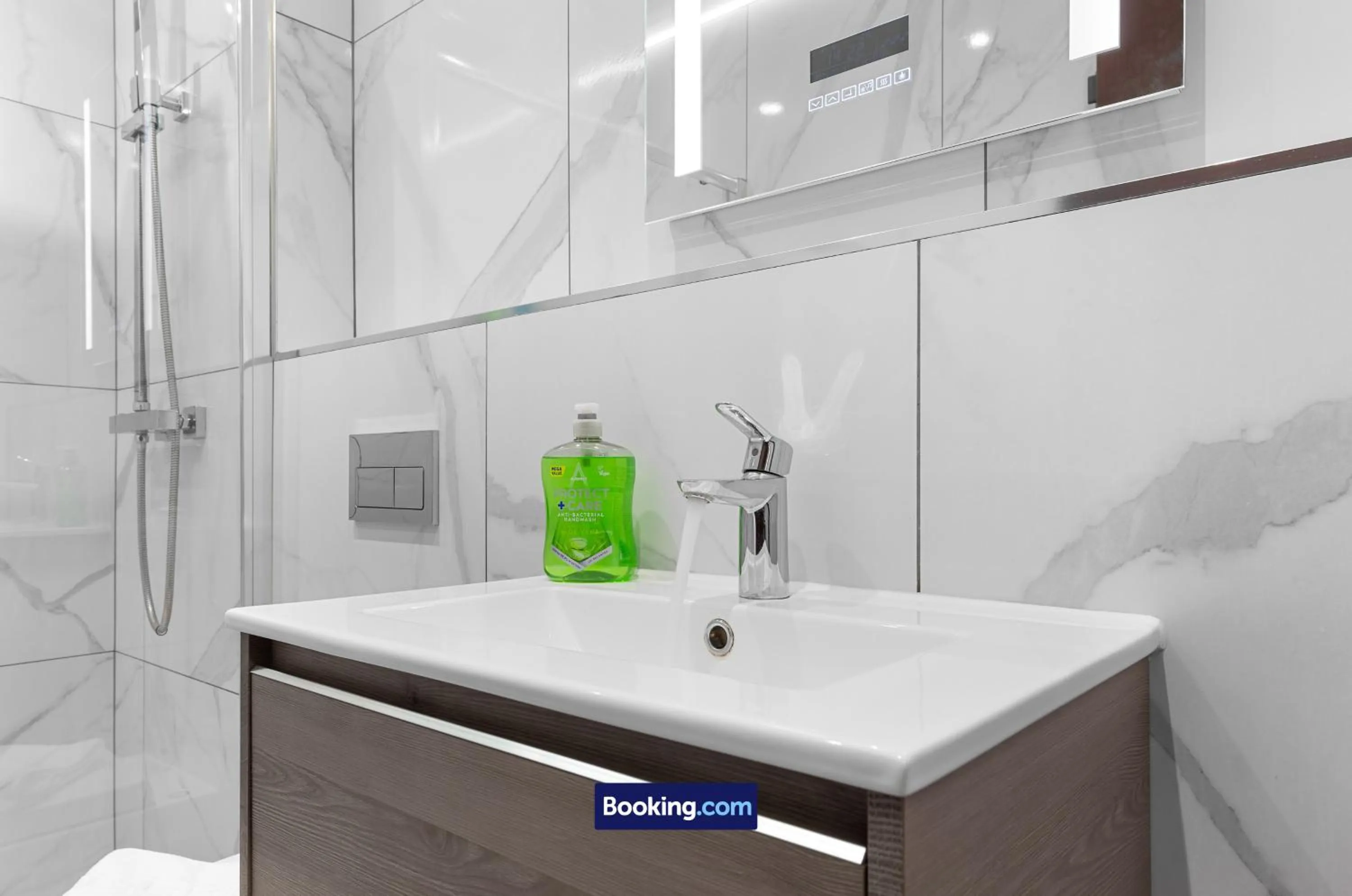 Bathroom in Stylish Studio Apt By Stay Smart Short Lets & Serviced Accommodation Woodstock With Free WiFi