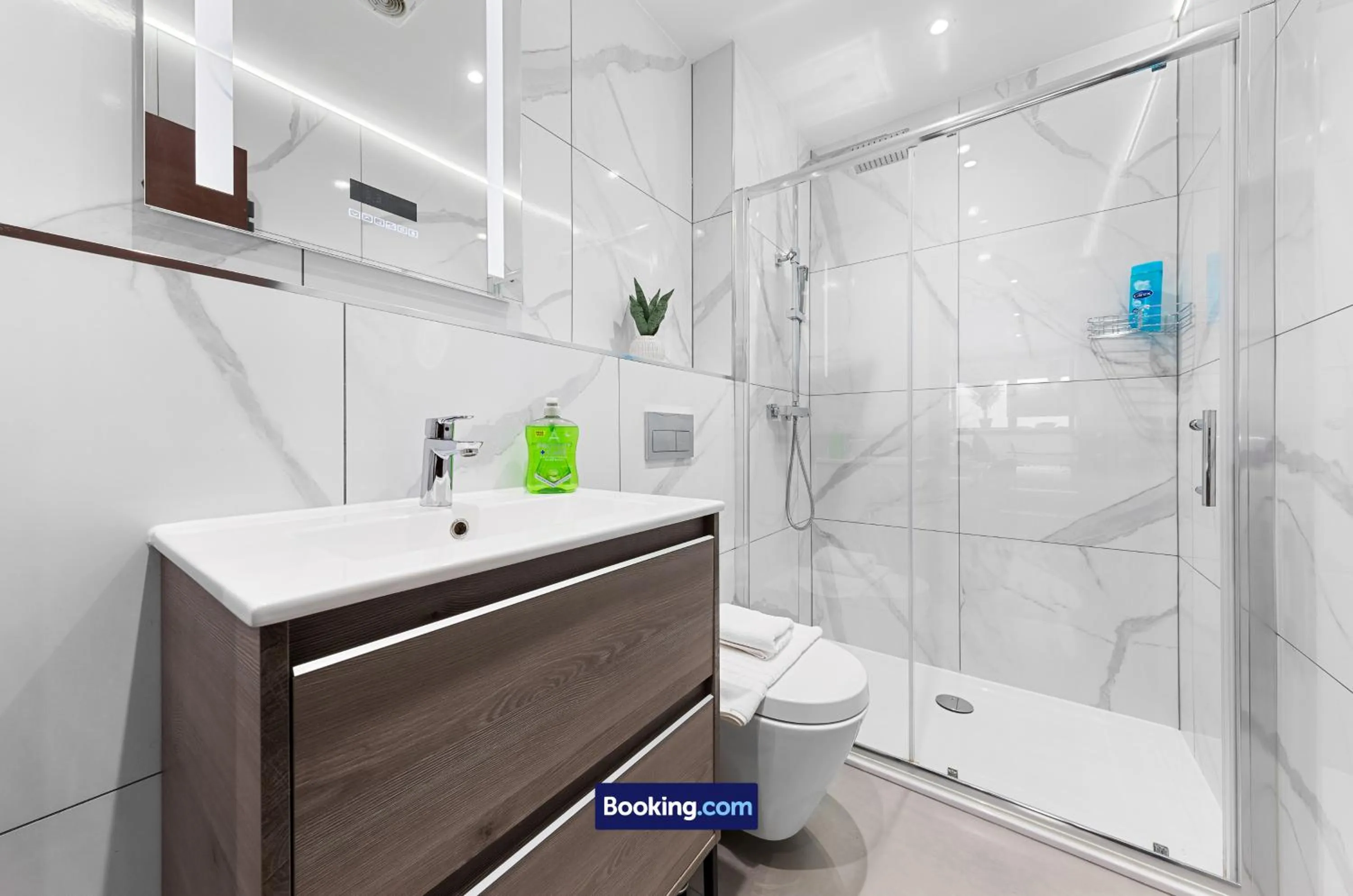 Bathroom in Stylish Studio Apt By Stay Smart Short Lets & Serviced Accommodation Woodstock With Free WiFi