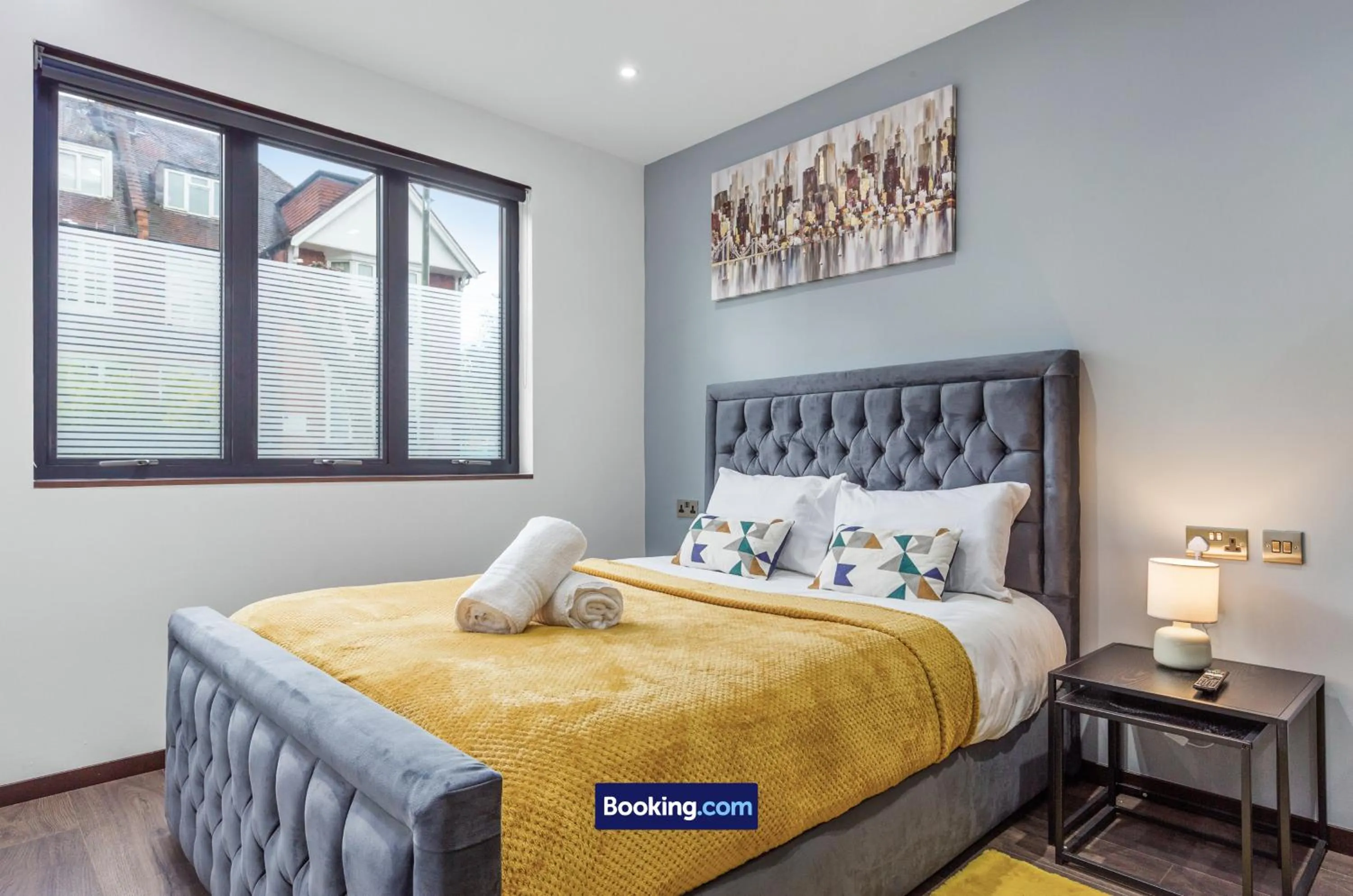 Bed in Stylish Studio Apt By Stay Smart Short Lets & Serviced Accommodation Woodstock With Free WiFi