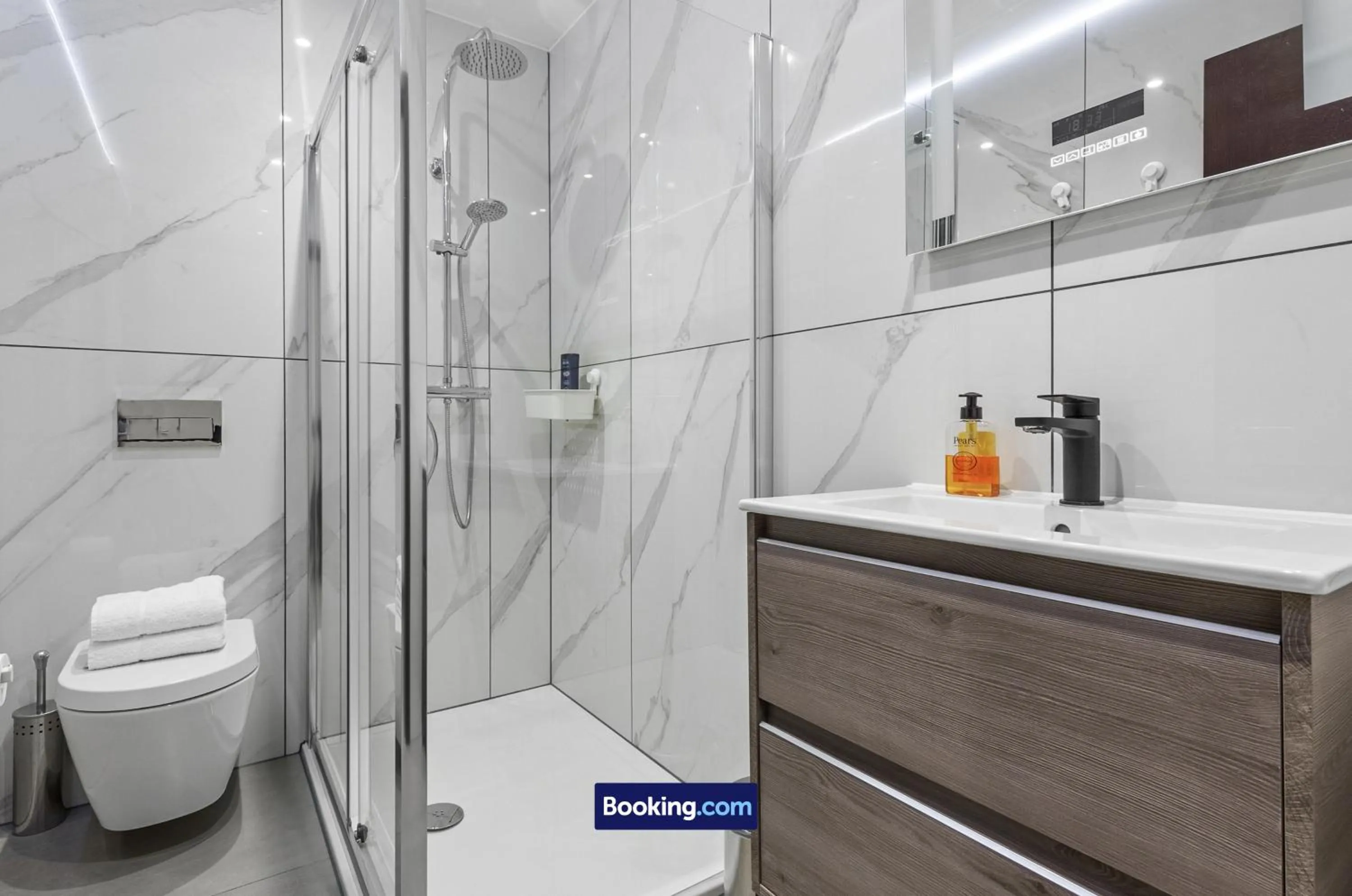 Bathroom in Stylish Studio Apt By Stay Smart Short Lets & Serviced Accommodation Woodstock With Free WiFi