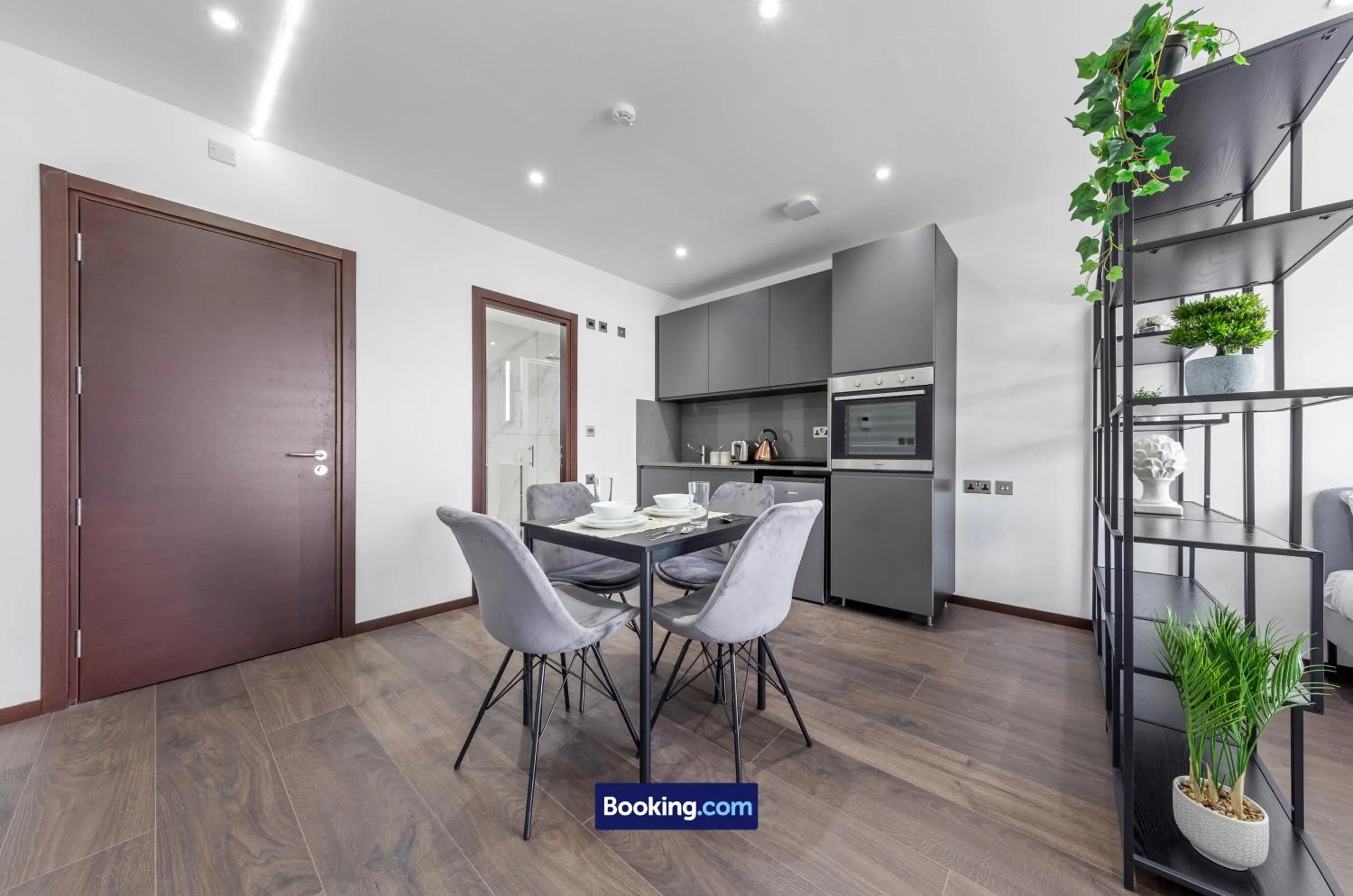 Kitchen or kitchenette in Stylish Studio Apt By Stay Smart Short Lets & Serviced Accommodation Woodstock With Free WiFi