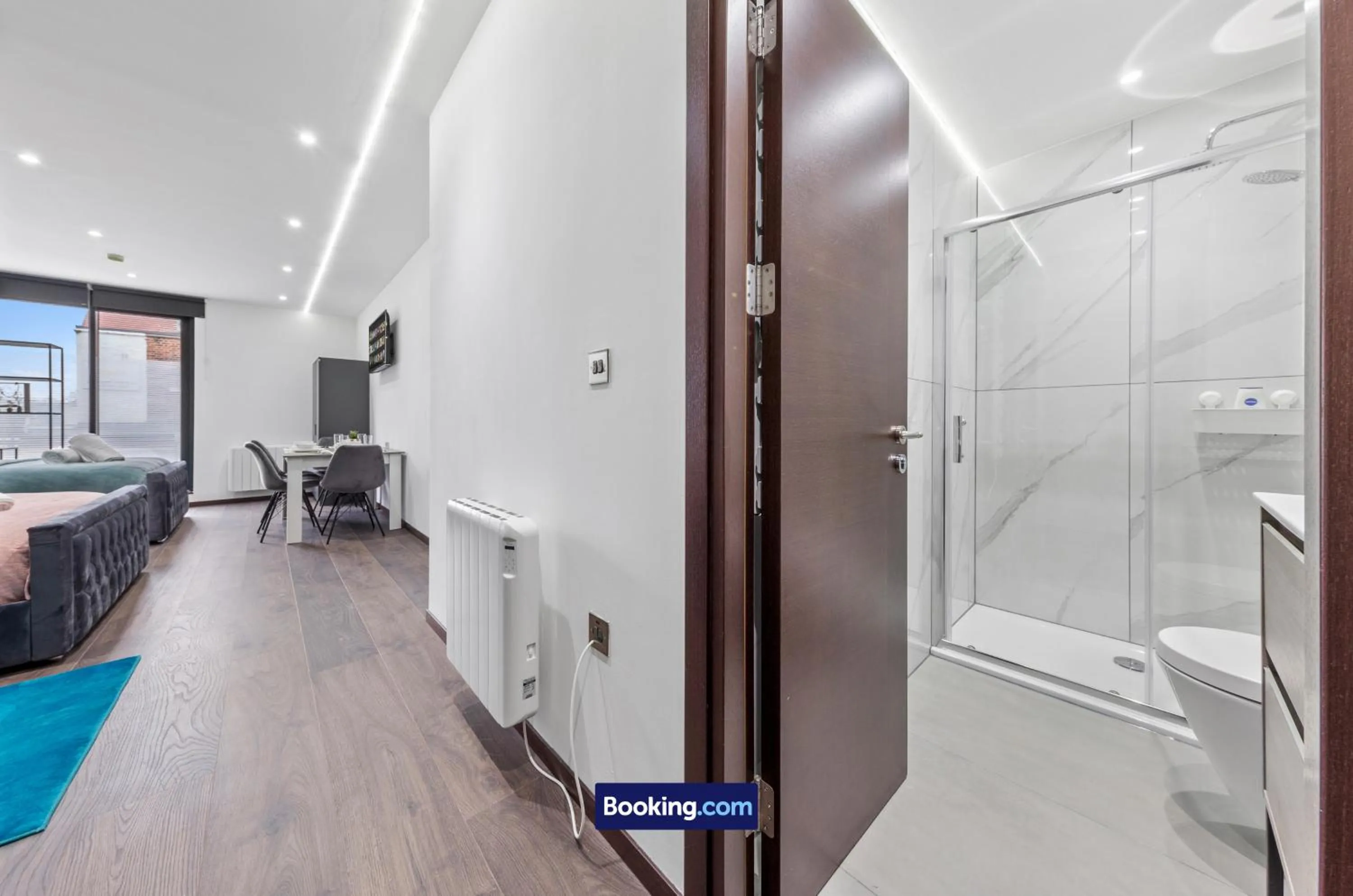 Bathroom in Stylish Studio Apt By Stay Smart Short Lets & Serviced Accommodation Woodstock With Free WiFi