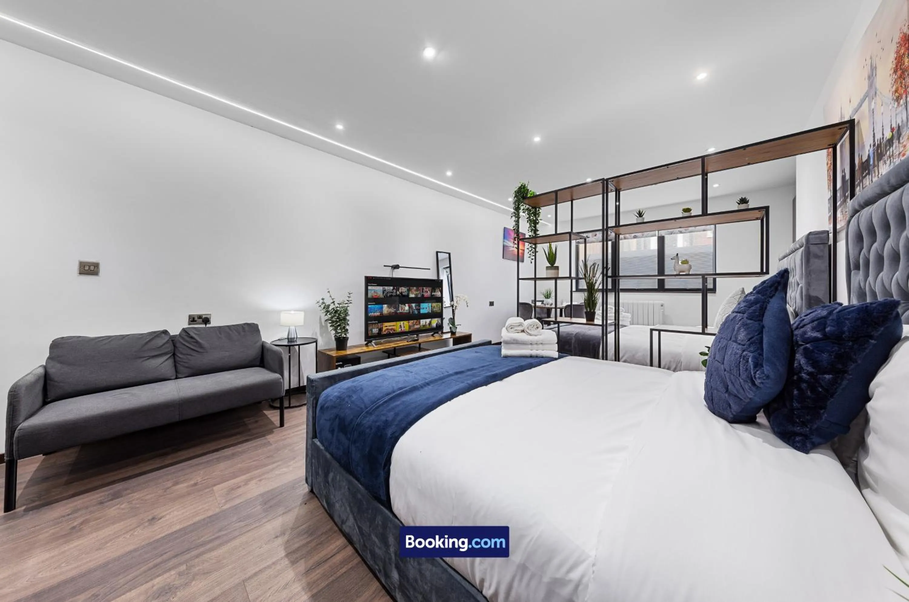 Bed in Stylish Studio Apt By Stay Smart Short Lets & Serviced Accommodation Woodstock With Free WiFi