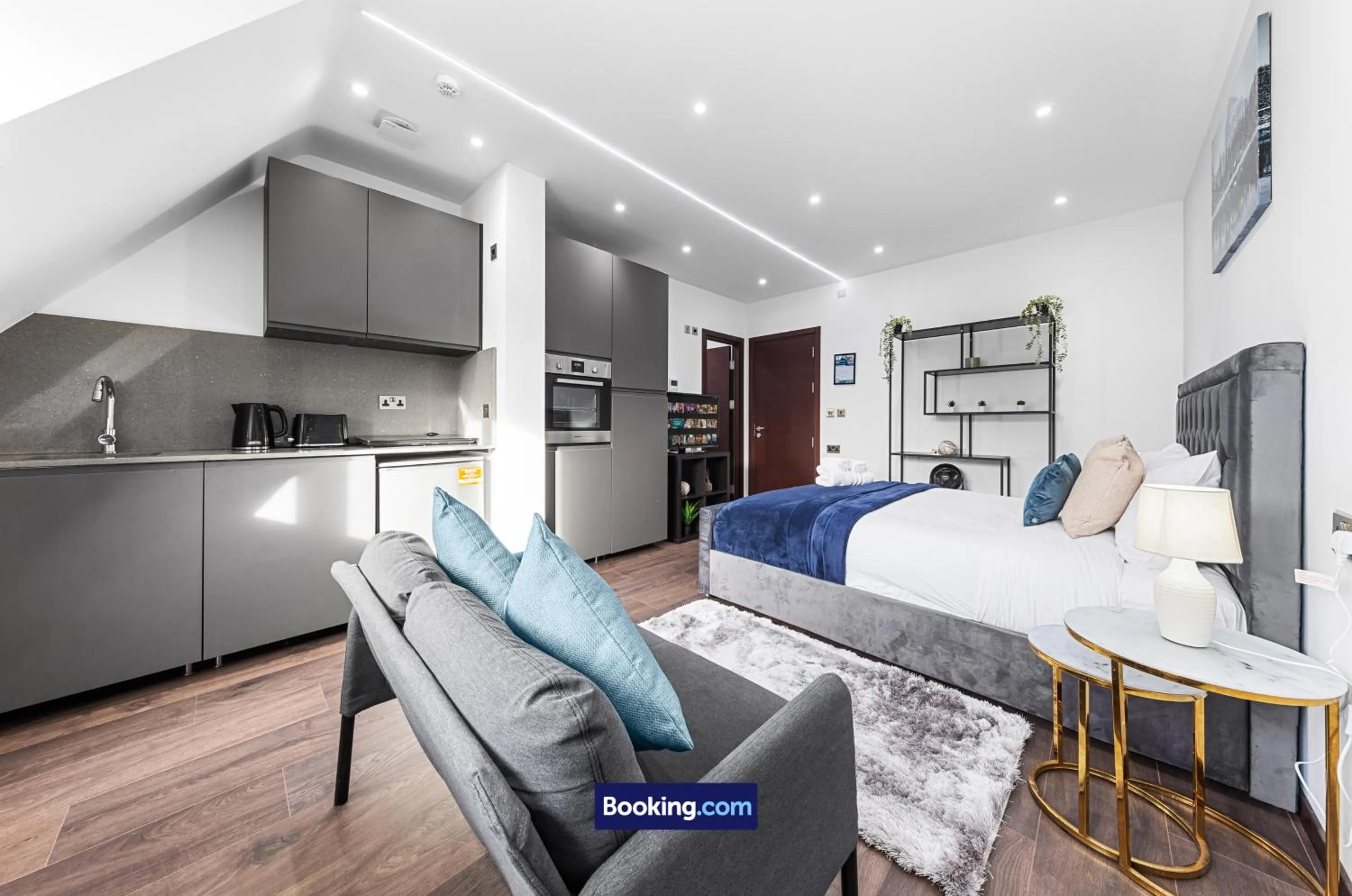 Bed in Stylish Studio Apt By Stay Smart Short Lets & Serviced Accommodation Woodstock With Free WiFi