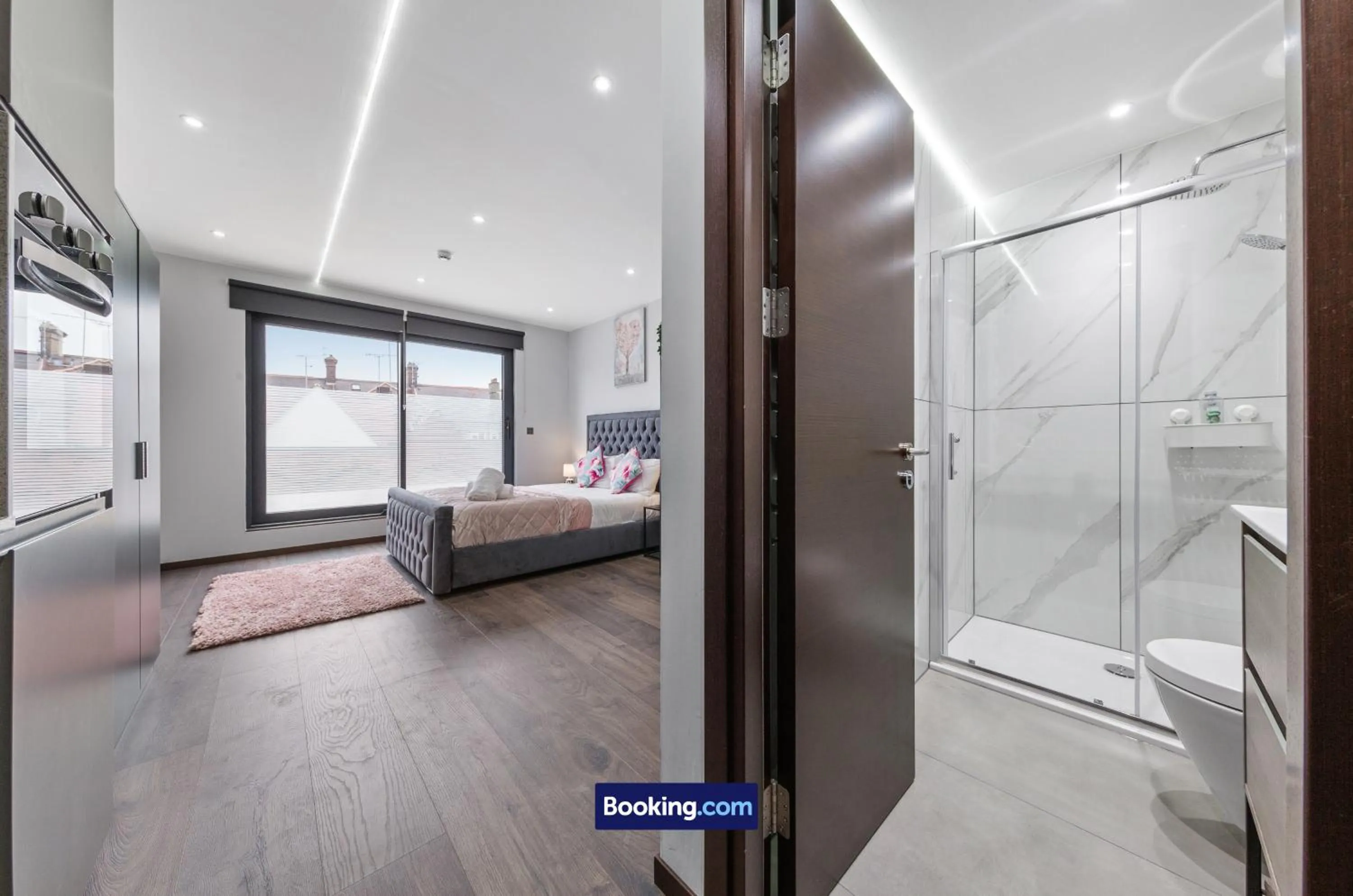 Bathroom, Bed in Stylish Studio Apt By Stay Smart Short Lets & Serviced Accommodation Woodstock With Free WiFi