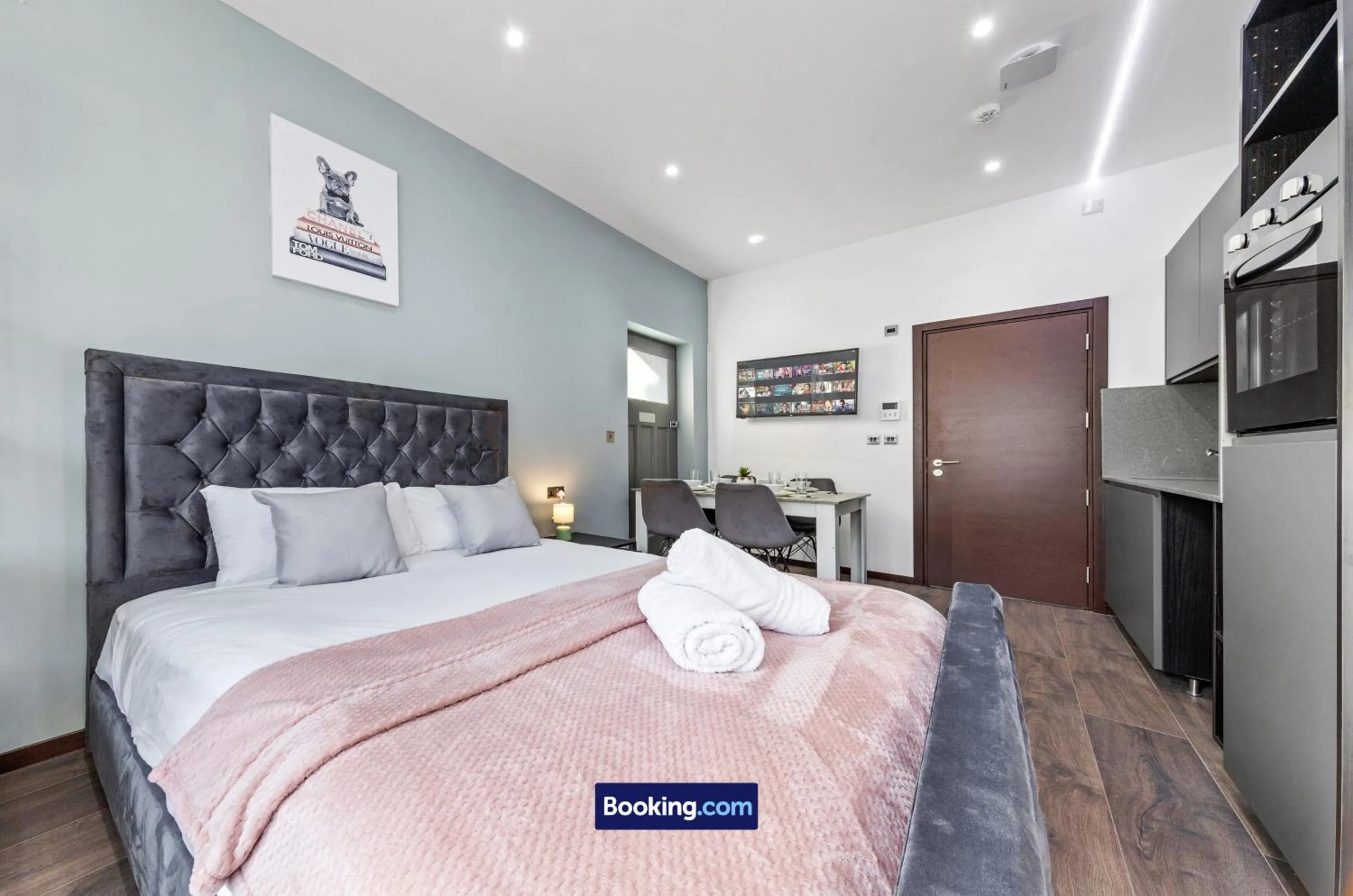 Bed in Stylish Studio Apt By Stay Smart Short Lets & Serviced Accommodation Woodstock With Free WiFi