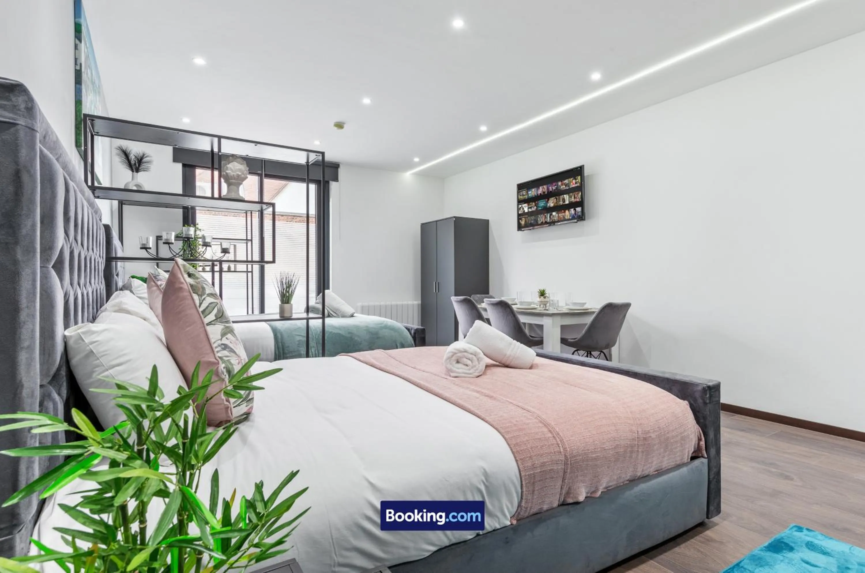 Bed in Stylish Studio Apt By Stay Smart Short Lets & Serviced Accommodation Woodstock With Free WiFi